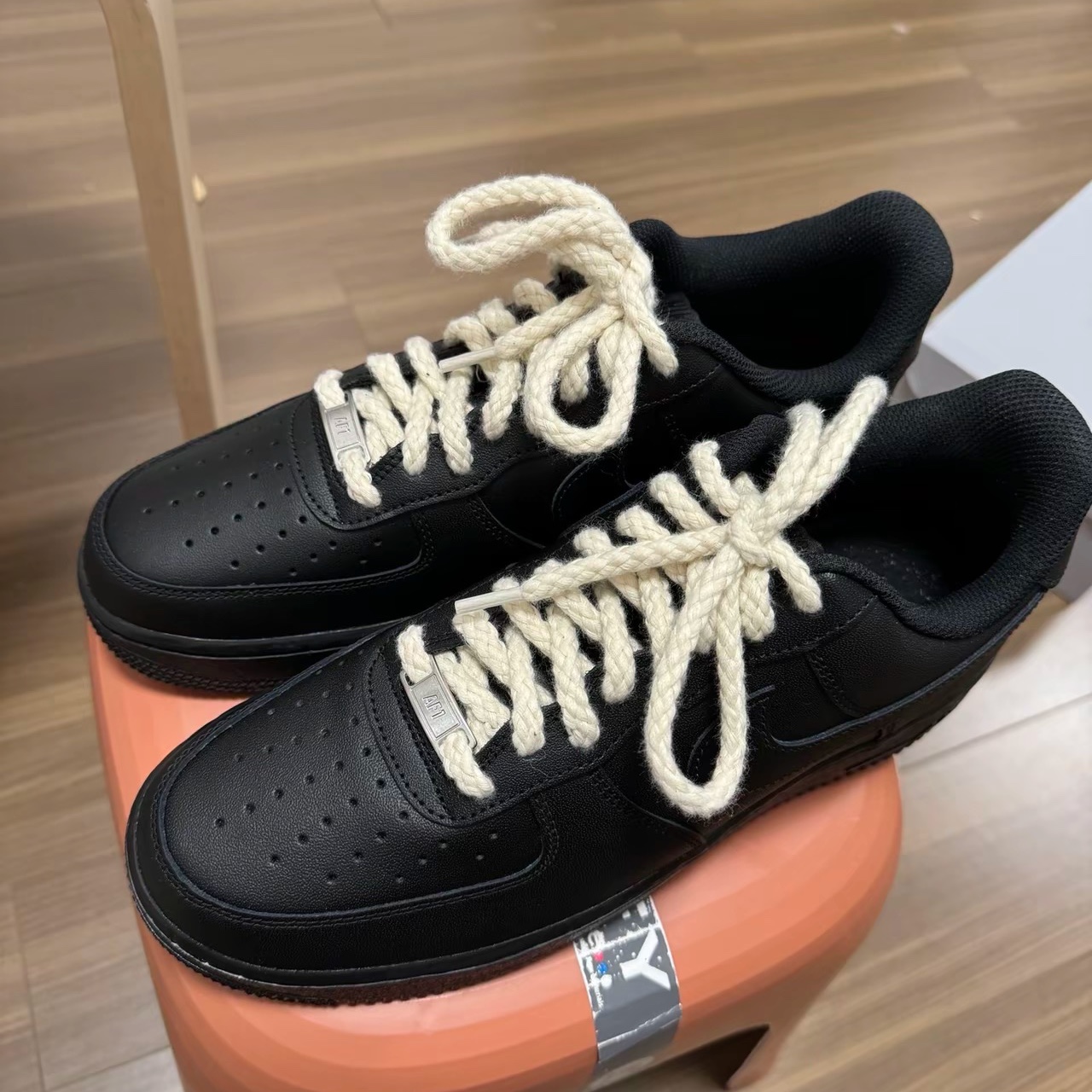 Nike Air Force 1 '07 Low Triple Black 착용 스타일 - 1