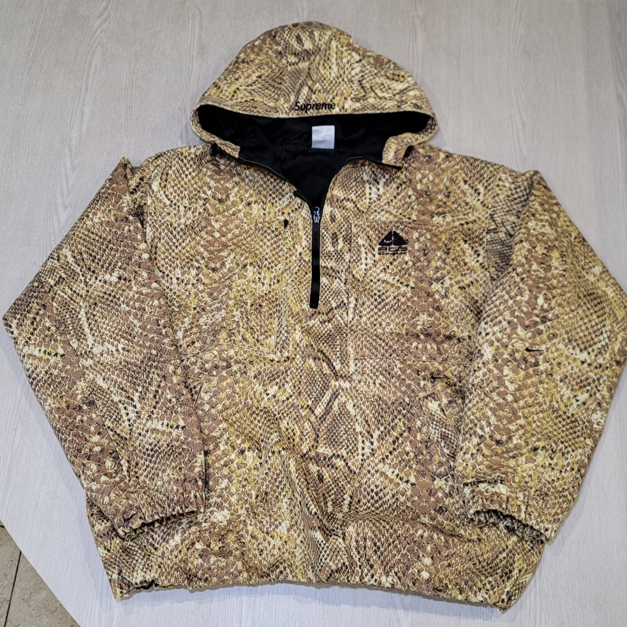 Supreme x Nike ACG Denim Pullover Gold Snakeskin - 22FW 착용 스타일 - 1