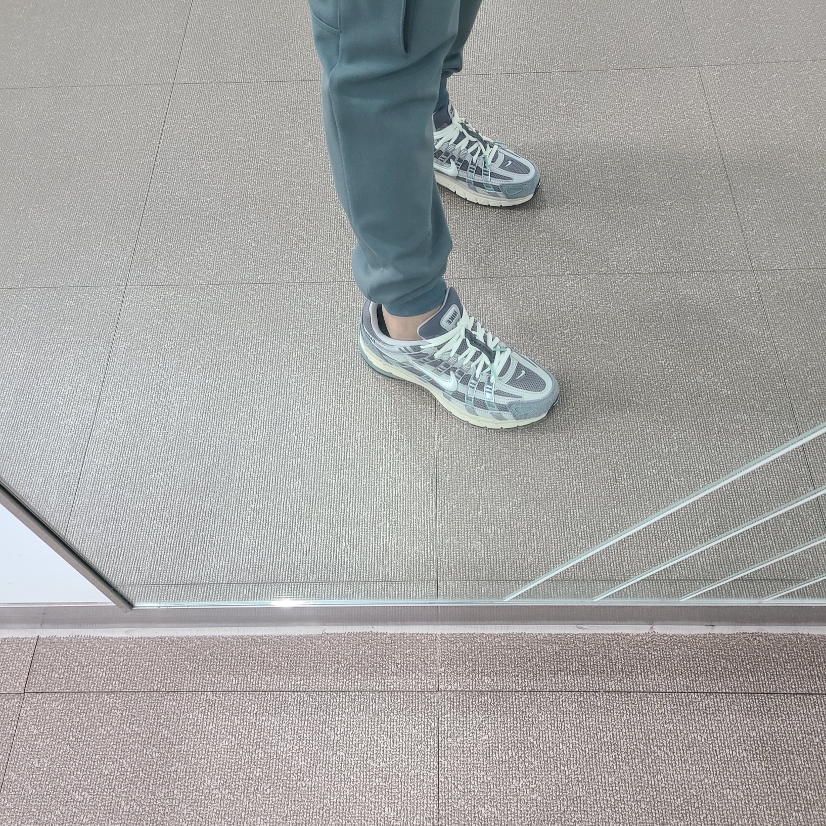 Nike P-6000 Flat Pewter Light Iron Ore 착용 스타일 - 3
