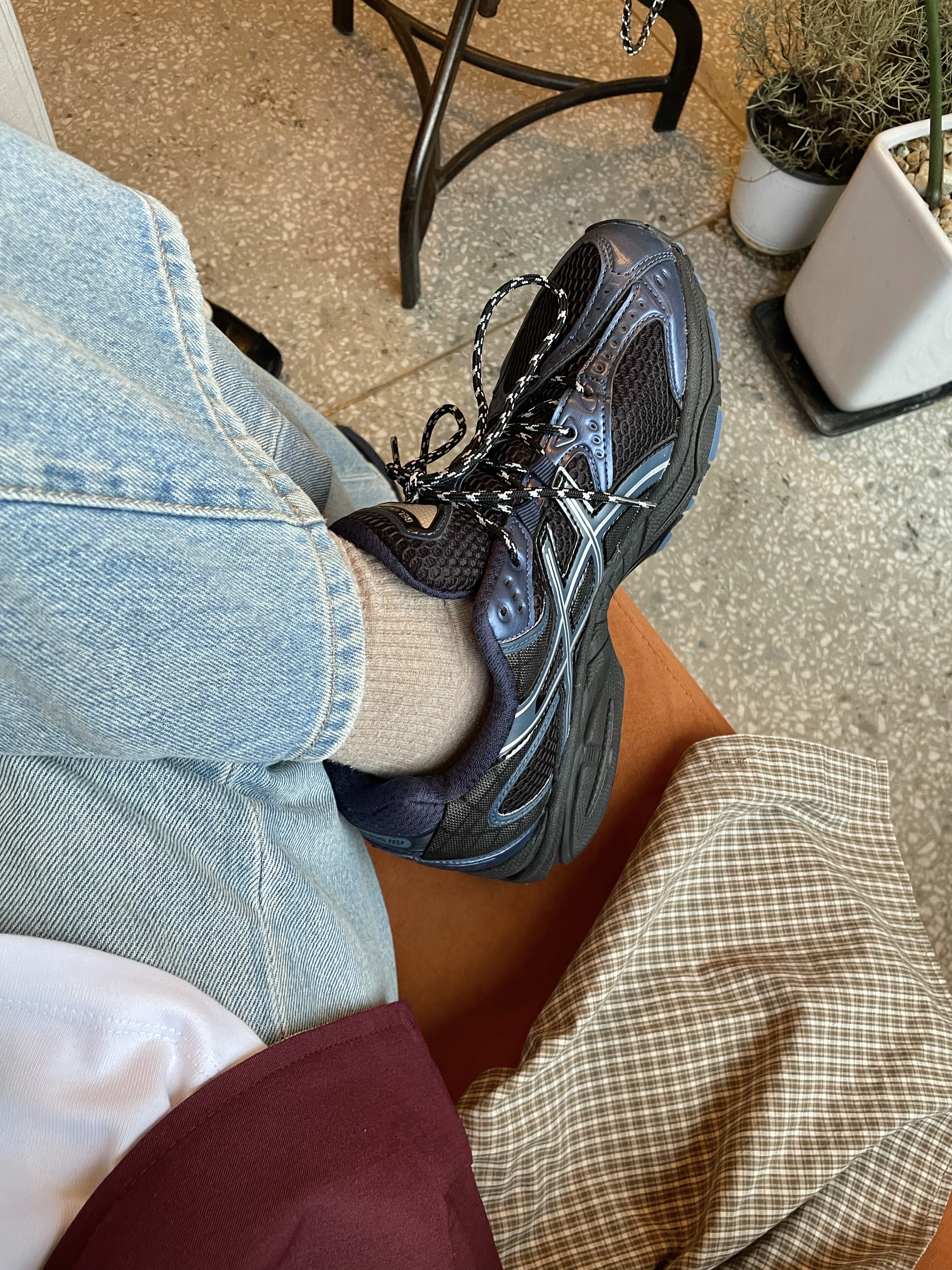 Asics Gel-Nimbus 10.1 Black Grand Shark 착용 스타일 - 3