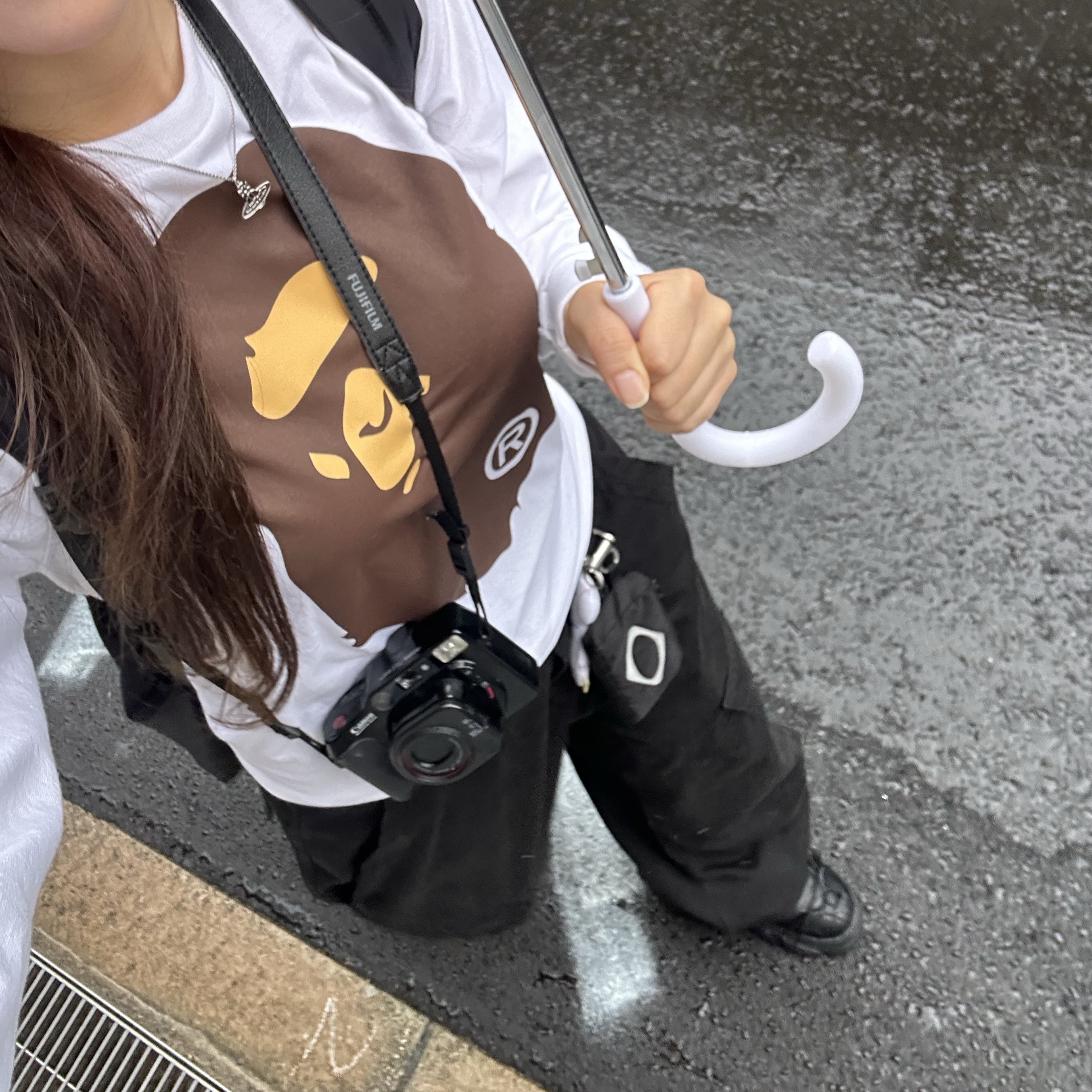 BAPE Big Ape Head L/S T-Shirt White, Mischief Rhombus Carabiner Pouch Black 착용 스타일