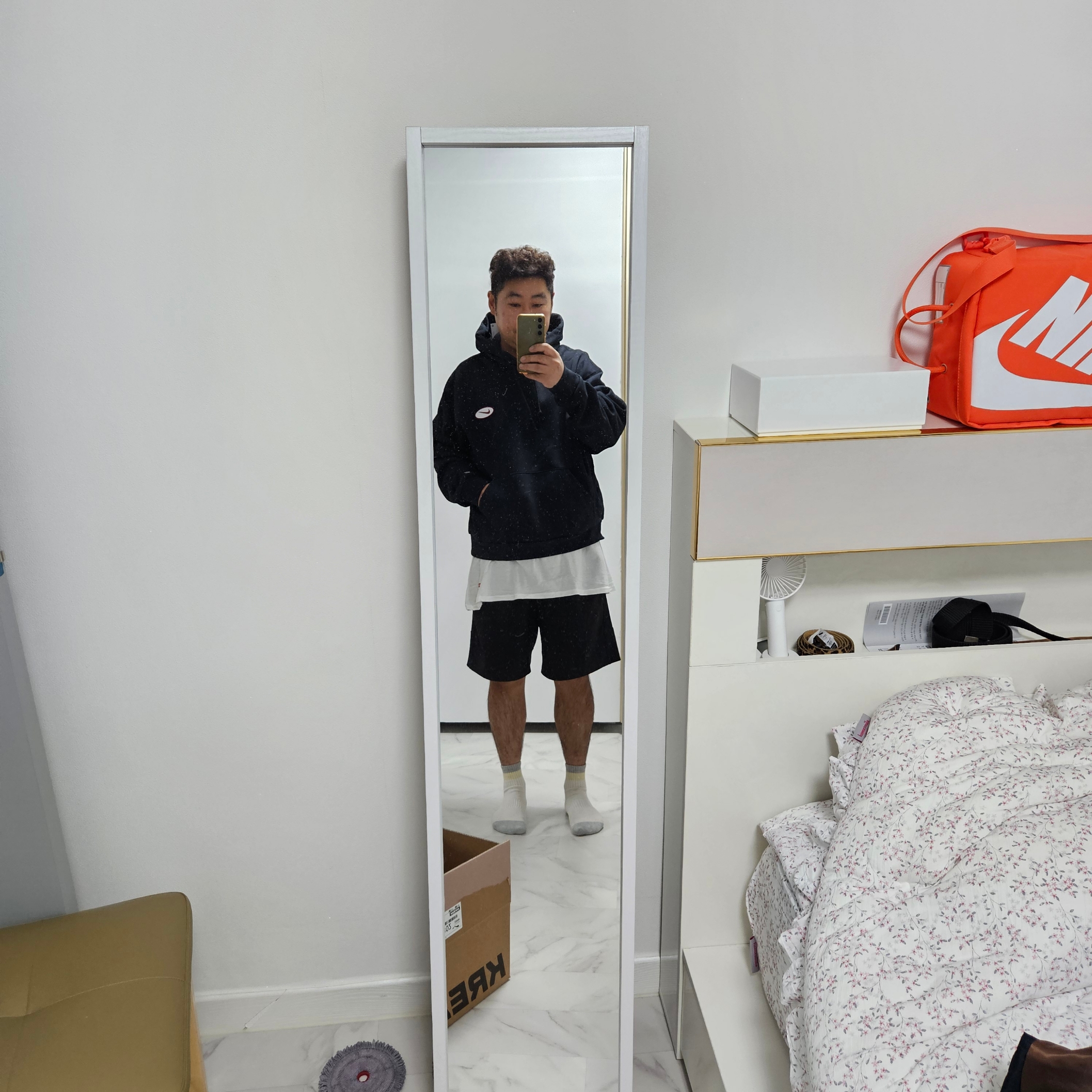 Supreme Hanes Tagless T-Shirt White (3 Pack), Nike Shoebox Bag 12L Orange White 착용 스타일