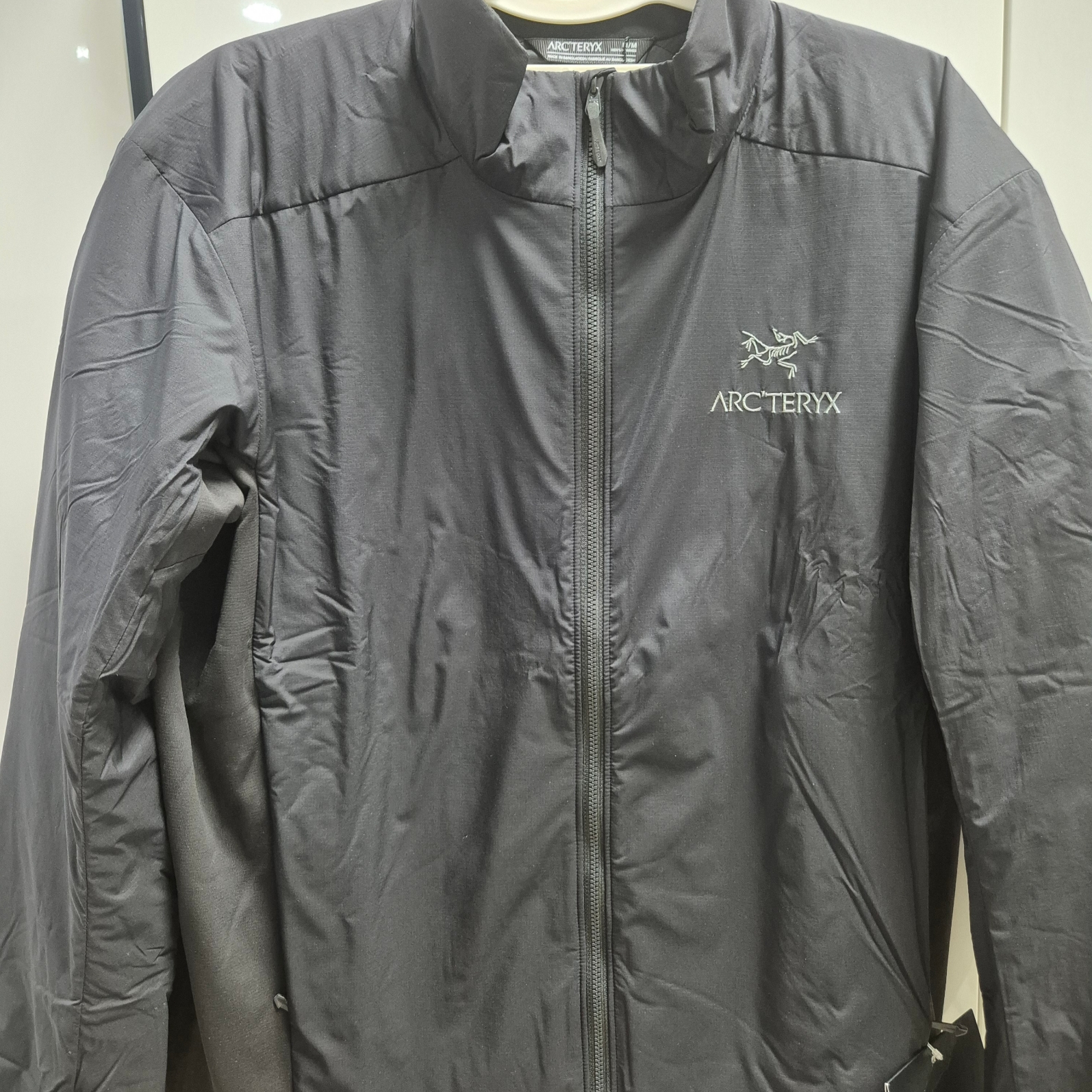 Arc'teryx Atom LT Jacket Black 착용 스타일 - 1