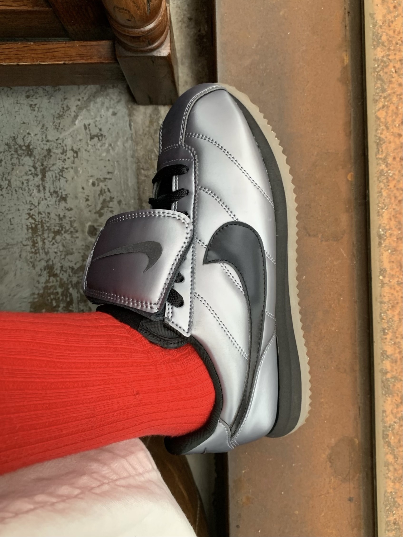 Nike Cortez Leather SE Metallic Cool Grey Black 착용 스타일