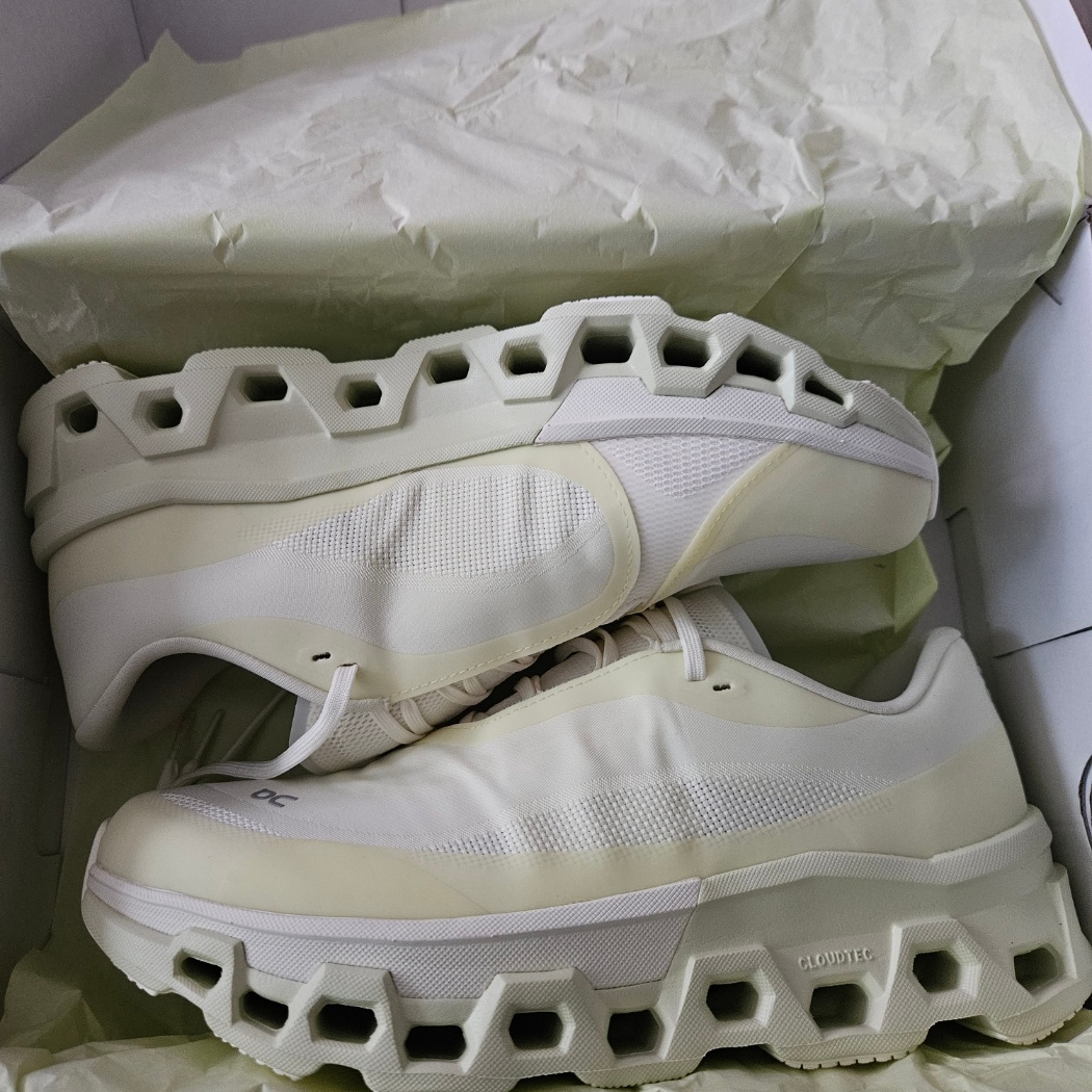 On Running x Post Archive Faction (Paf) Cloudmonster 2 Seedling White 착용 스타일 - 1