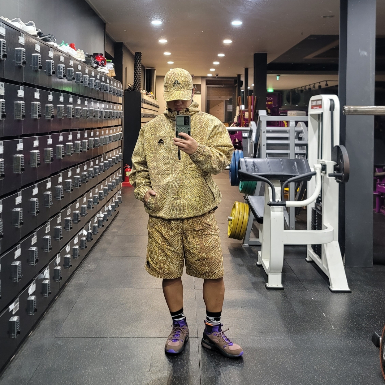 Supreme x Nike ACG Denim 6-Panel Gold Snakeskin - 22FW, Supreme x Nike ACG Denim Pullover Gold Snakeskin - 22FW 착용 스타일 - 1
