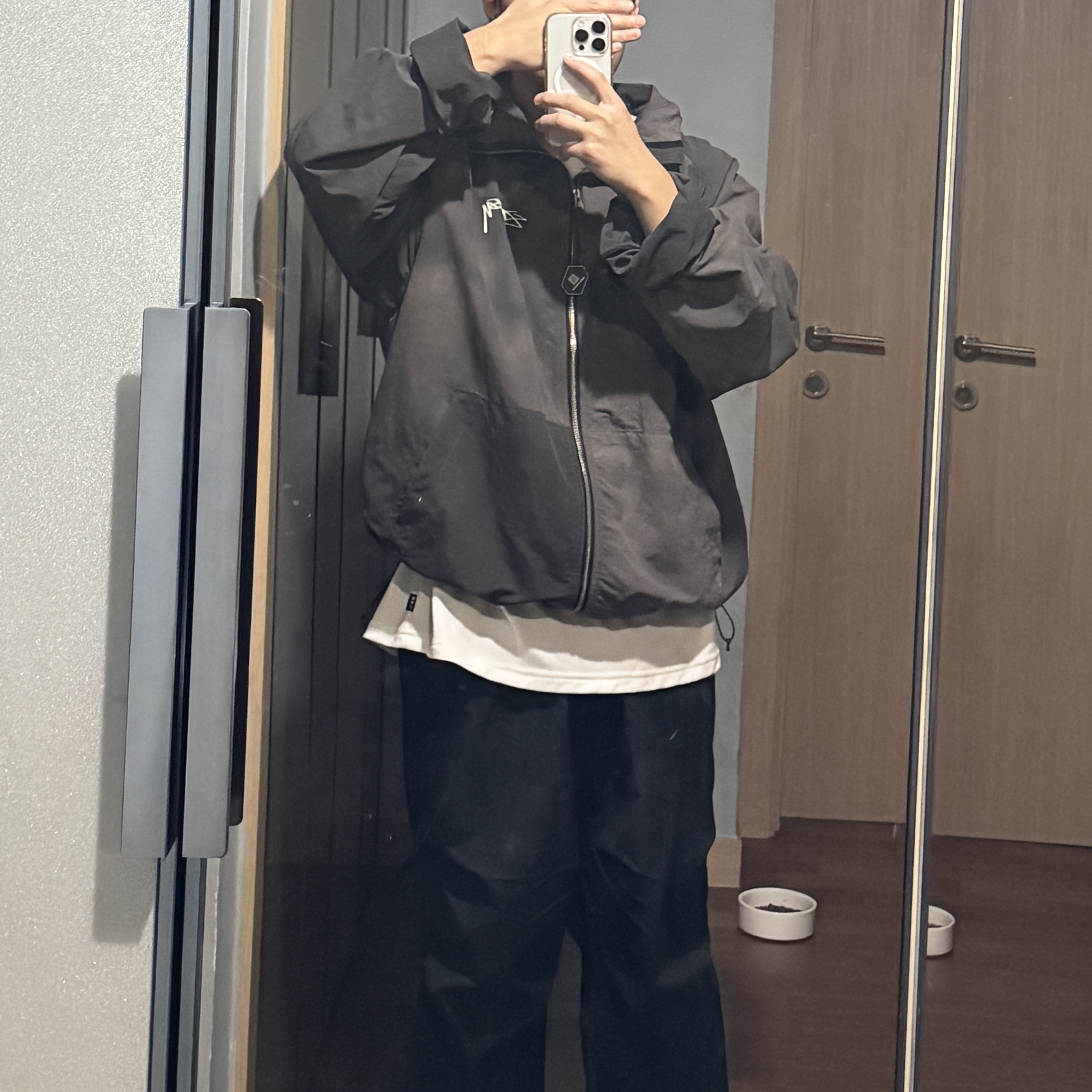 Stussy Wave Dye Beach Shell Jacket Black 착용 스타일