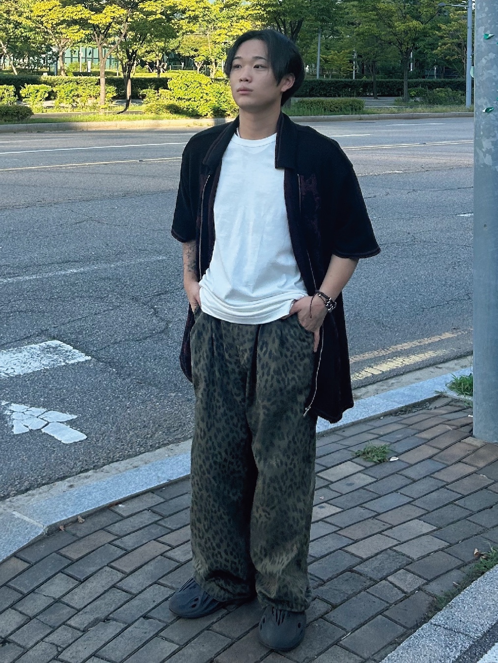 ersco Leopard Baggy Trousers Khaki, Adidas Yeezy Foam RNNR Onyx 착용 스타일 - 2