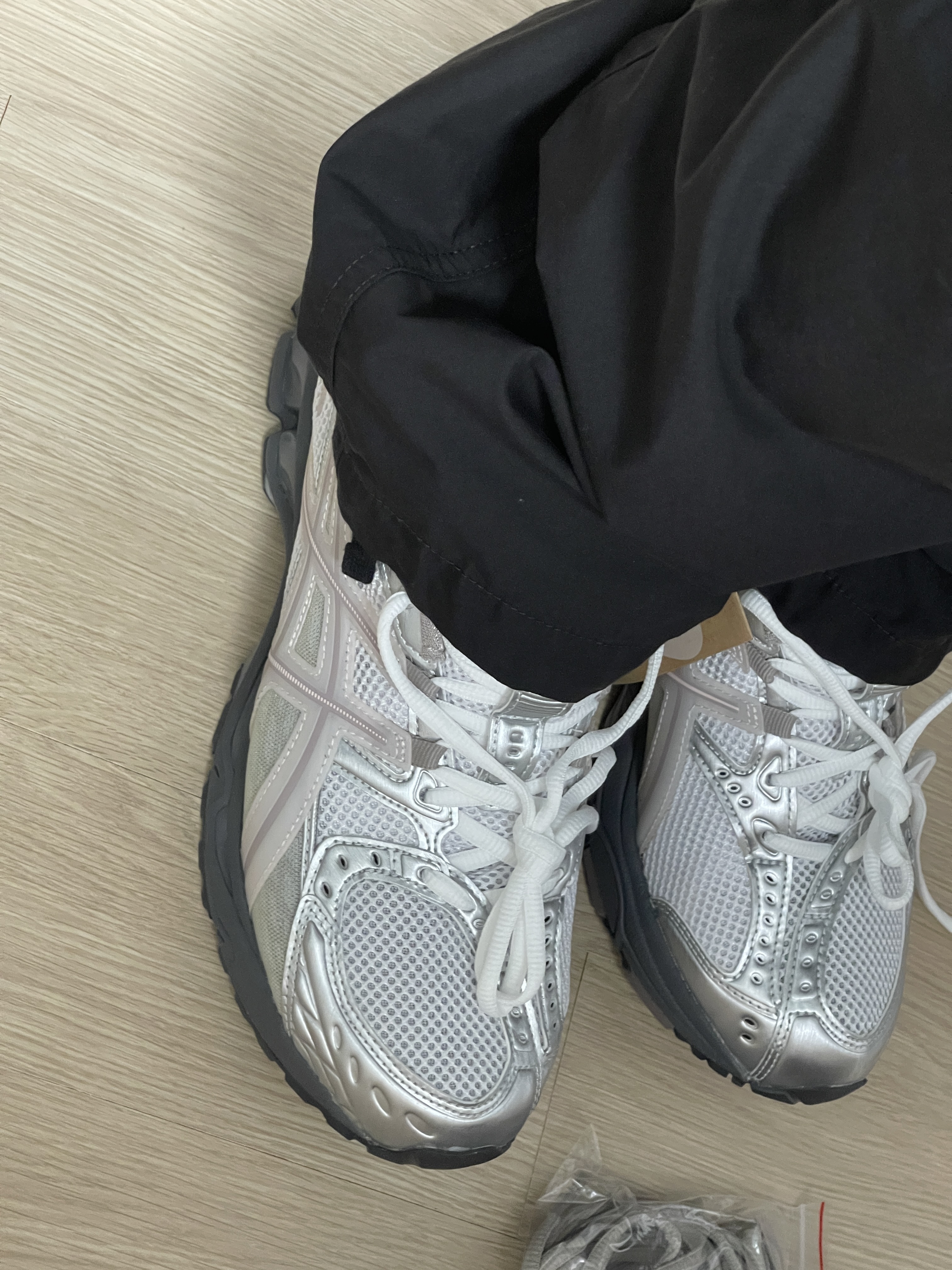 Asics x Ronnie Fieg Gel-Nimbus 10.1 White Morganite 착용 스타일 - 2