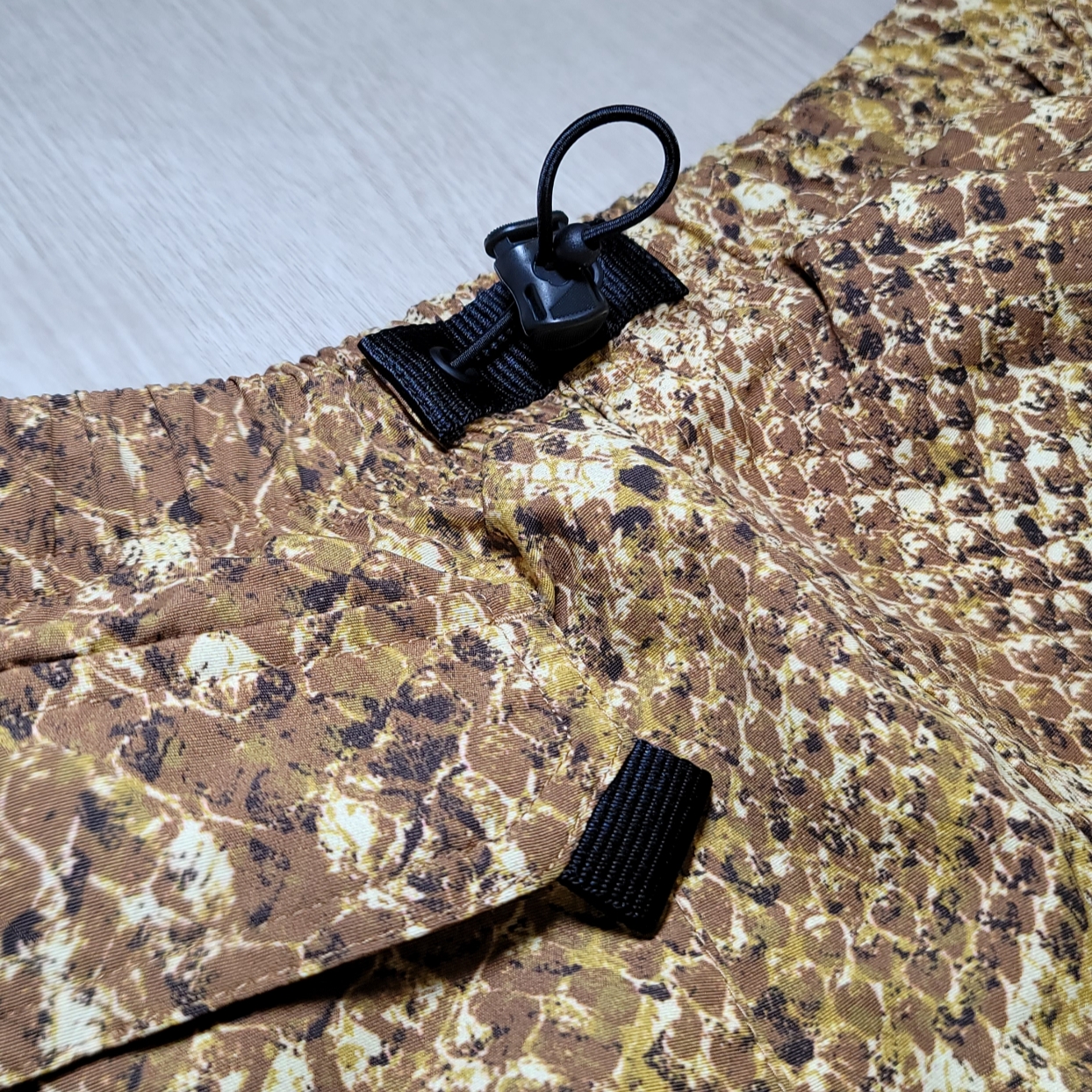 Supreme x Nike ACG Nylon Trail Shorts Gold Snakeskin - 22FW 착용 스타일 - 3