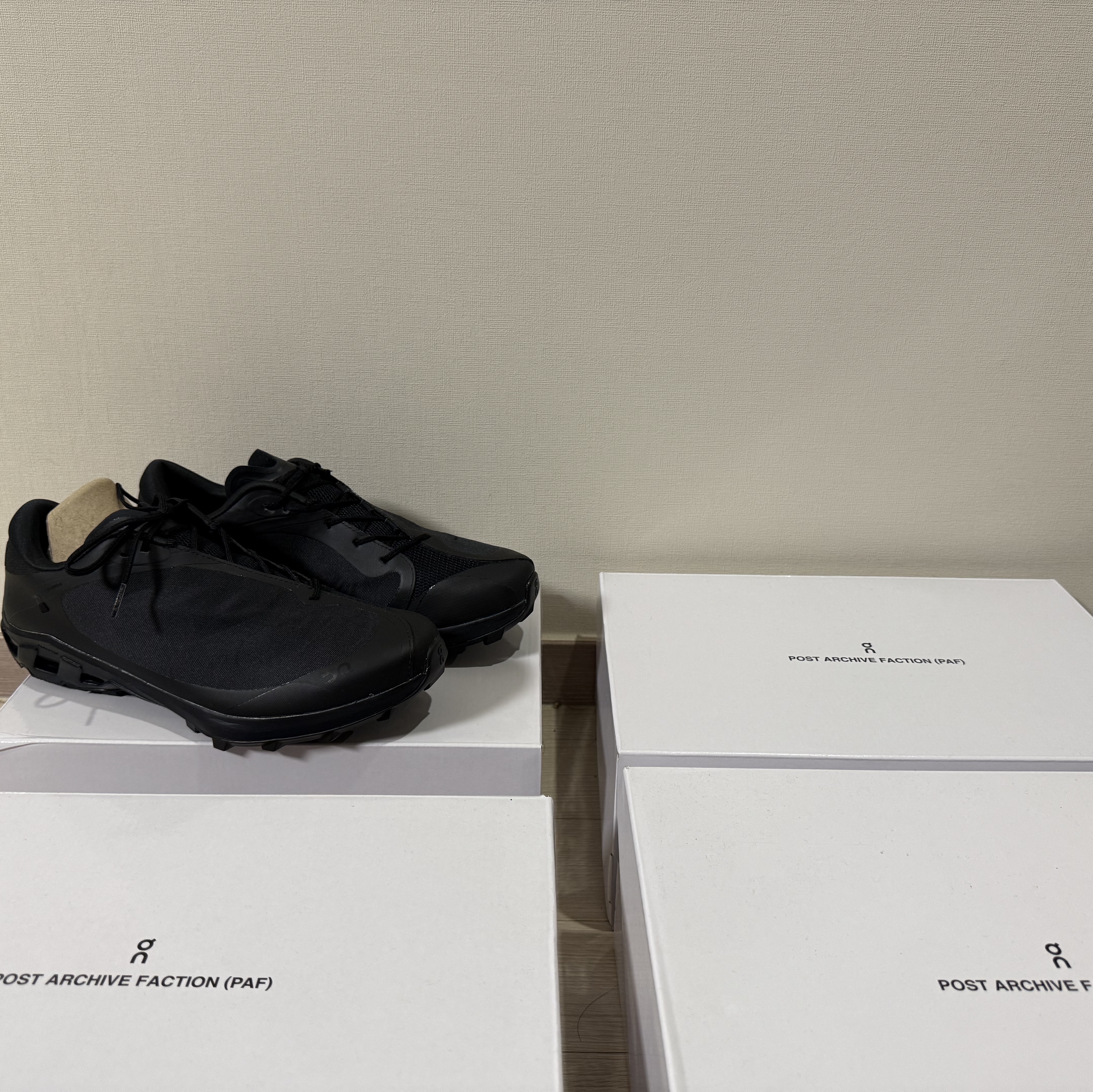 On Running x Post Archive Faction (Paf) Cloudventure Peak Cacao Espresso, On Running x Post Archive Faction (Paf) Cloudventure Peak All Black 착용 스타일 - 3