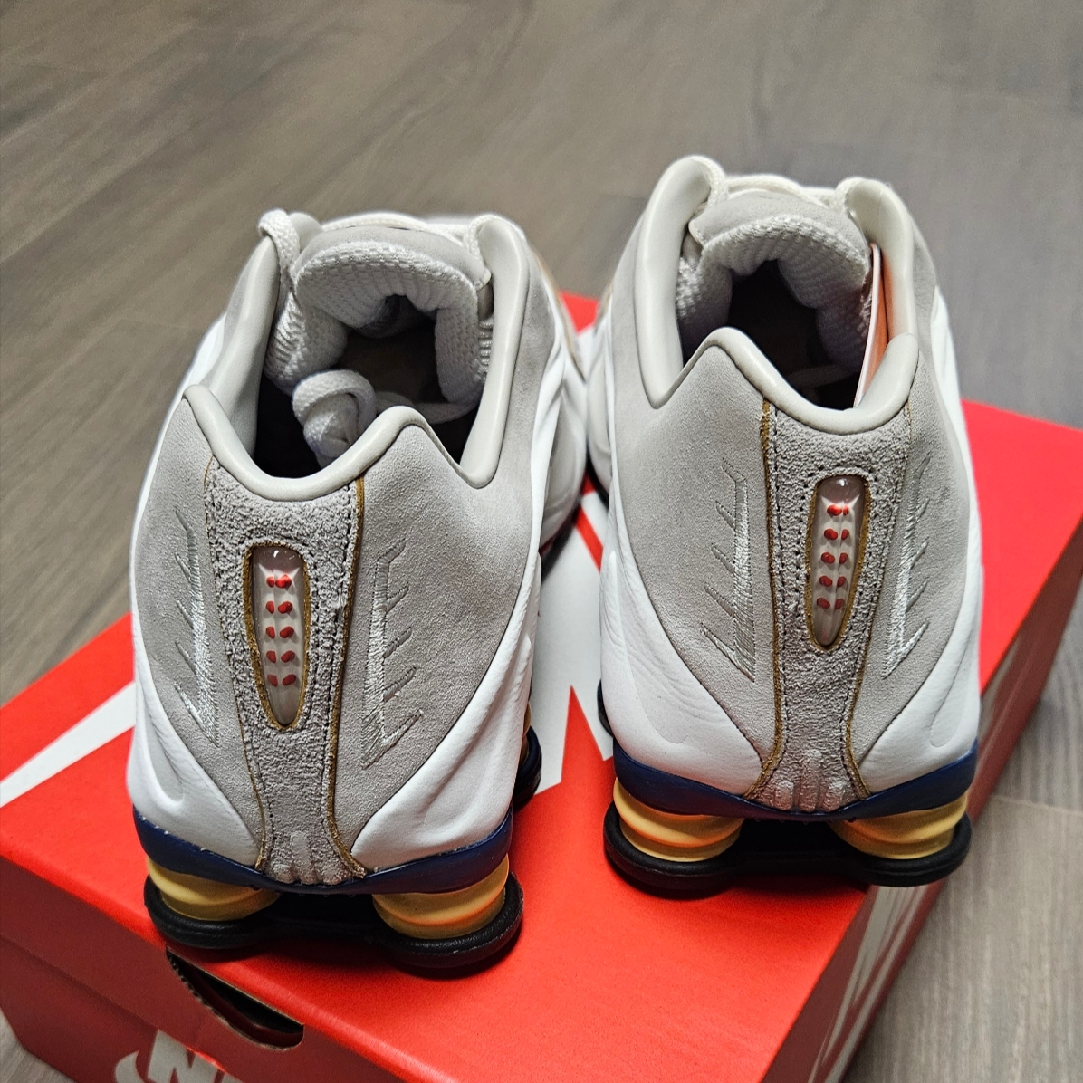 Nike Shox R4 PRM Light Iron Ore and Phantom 착용 스타일 - 4