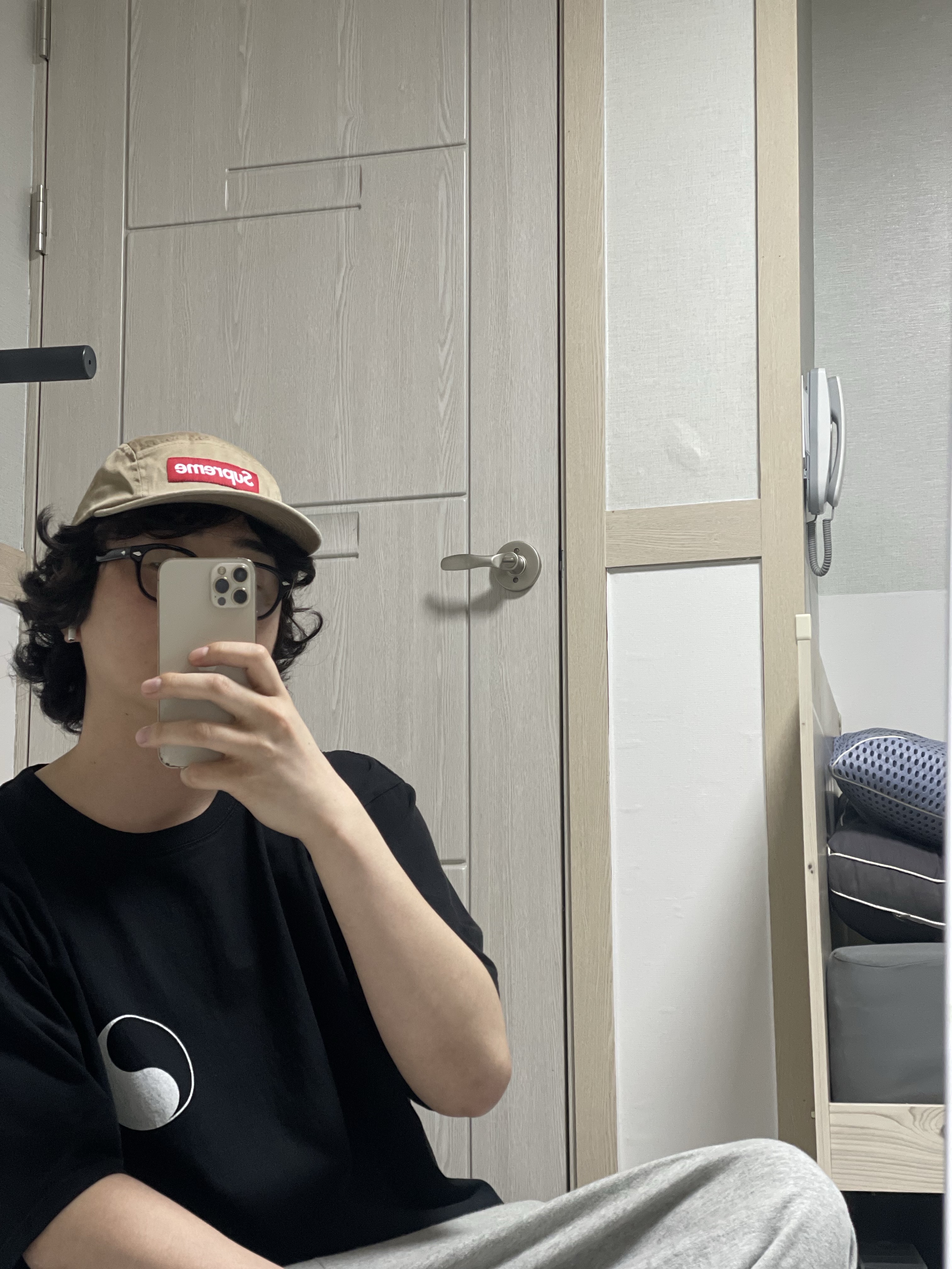 Supreme Washed Chino Twill Camp Cap Tan - 24FW, Stussy x Our Legacy Work Shop Yin Yang Pigment Dyed T-Shirt Black 착용 스타일 - 1