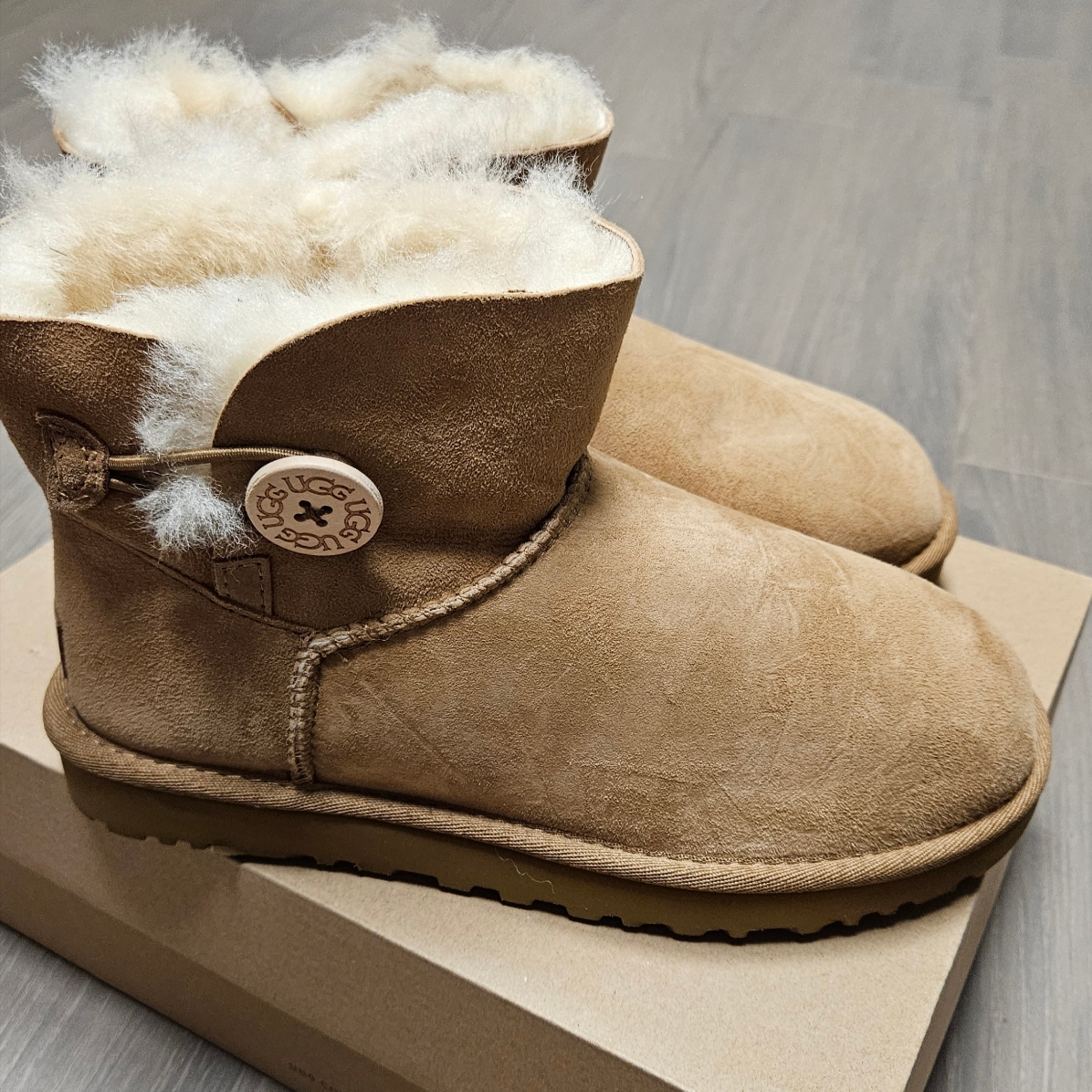 (W) UGG Mini Bailey Button II Boots Chestnut 착용 스타일 - 3