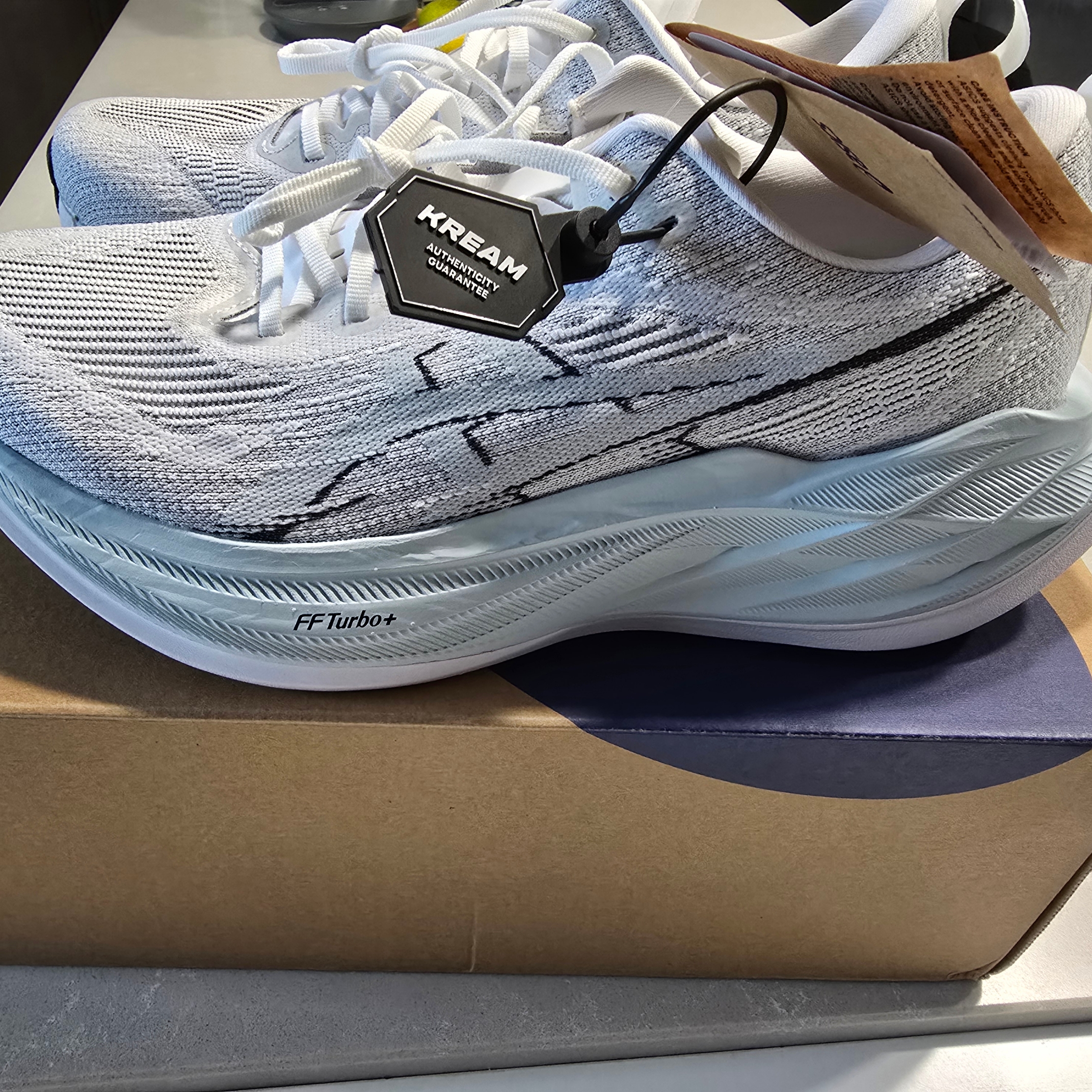 Asics Superblast 2 White Cool Grey 착용 스타일