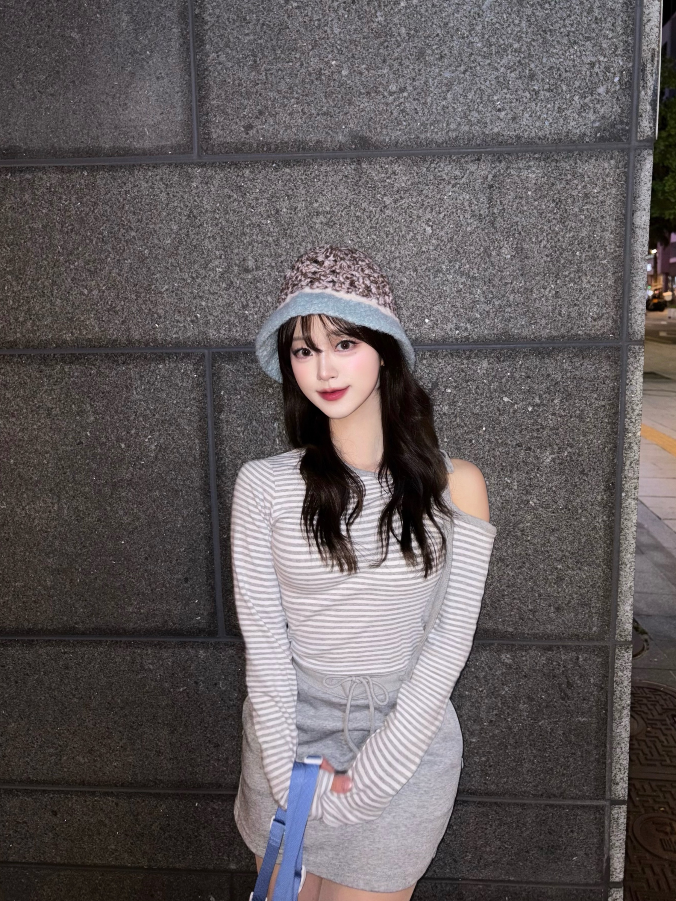 Allincomplete Shell Crochet Hat Brown & Aqua 착용 스타일 - 1