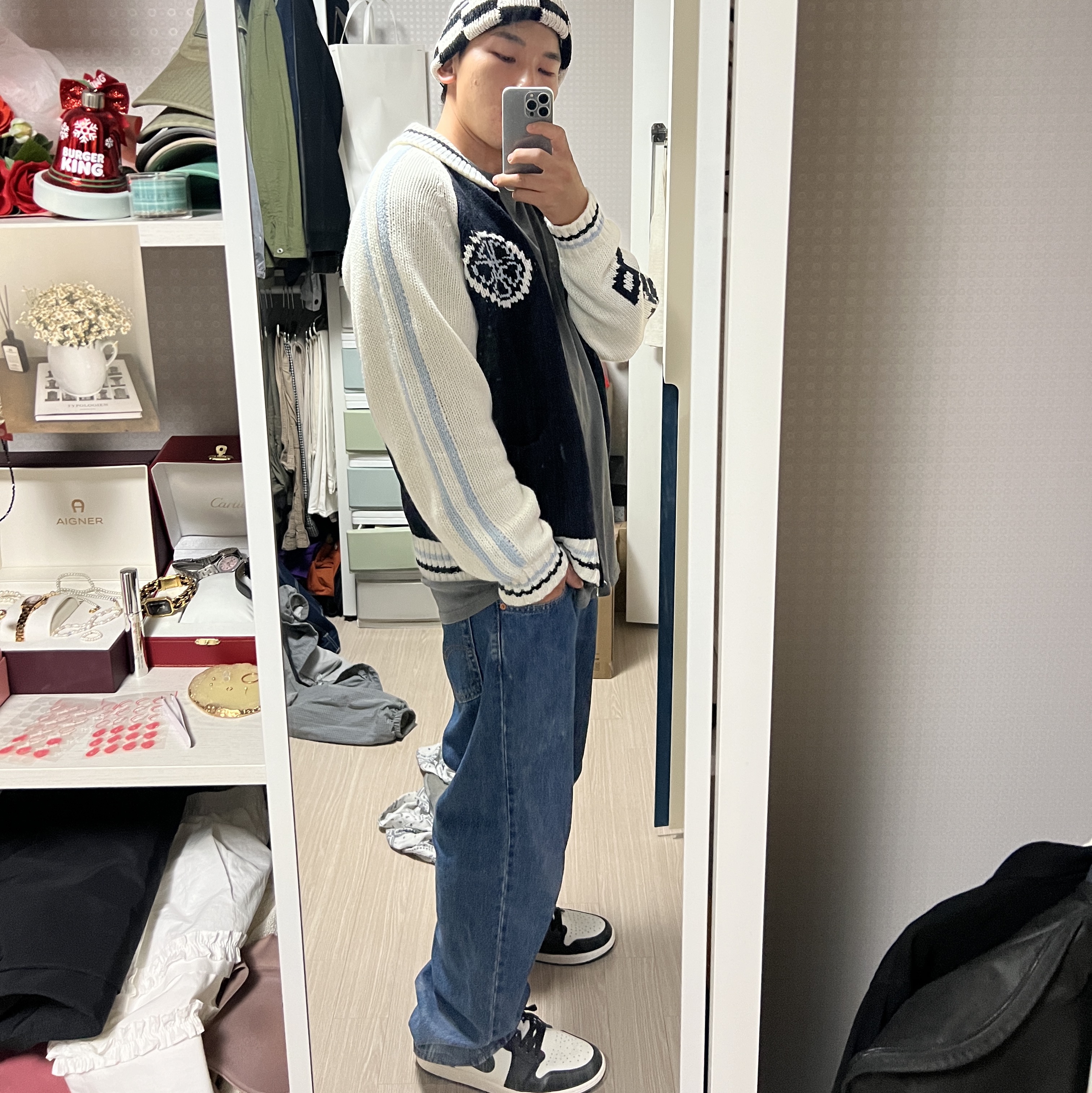 Stussy Crochet Checkered Beanie Black, Jordan 1 Retro Low OG Mocha 착용 스타일