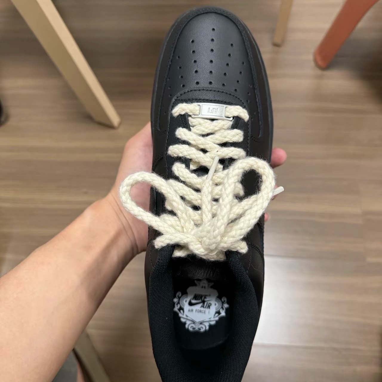 Nike Air Force 1 '07 Low Triple Black 착용 스타일 - 2