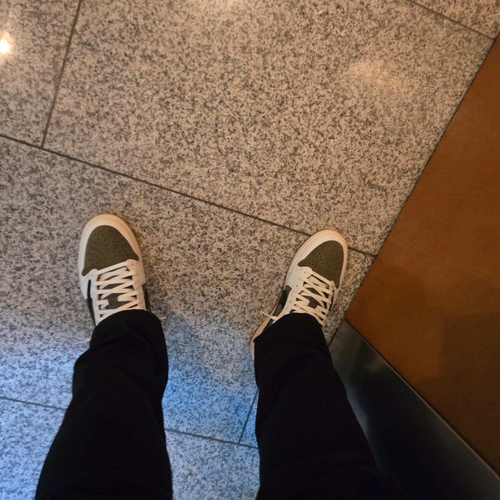 Jordan 1 x Travis Scott Retro Low OG SP Reverse Olive 착용 스타일