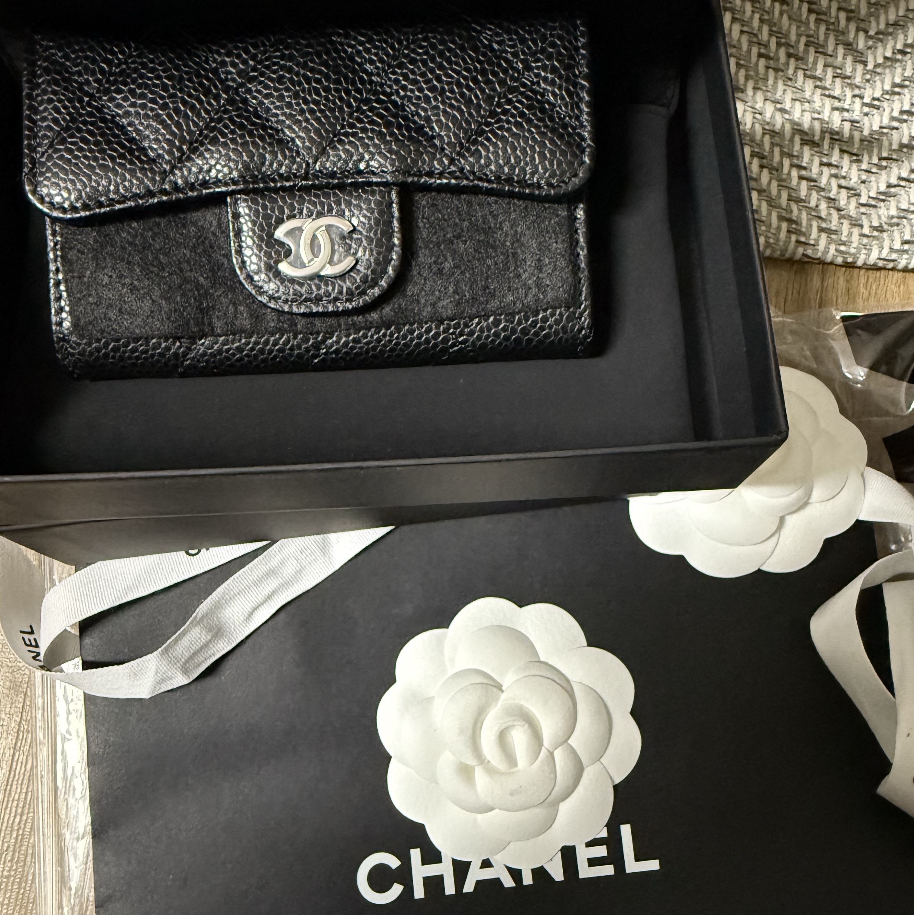 Chanel Classic Card Holder Grained Calfskin & Silver Black 착용 스타일