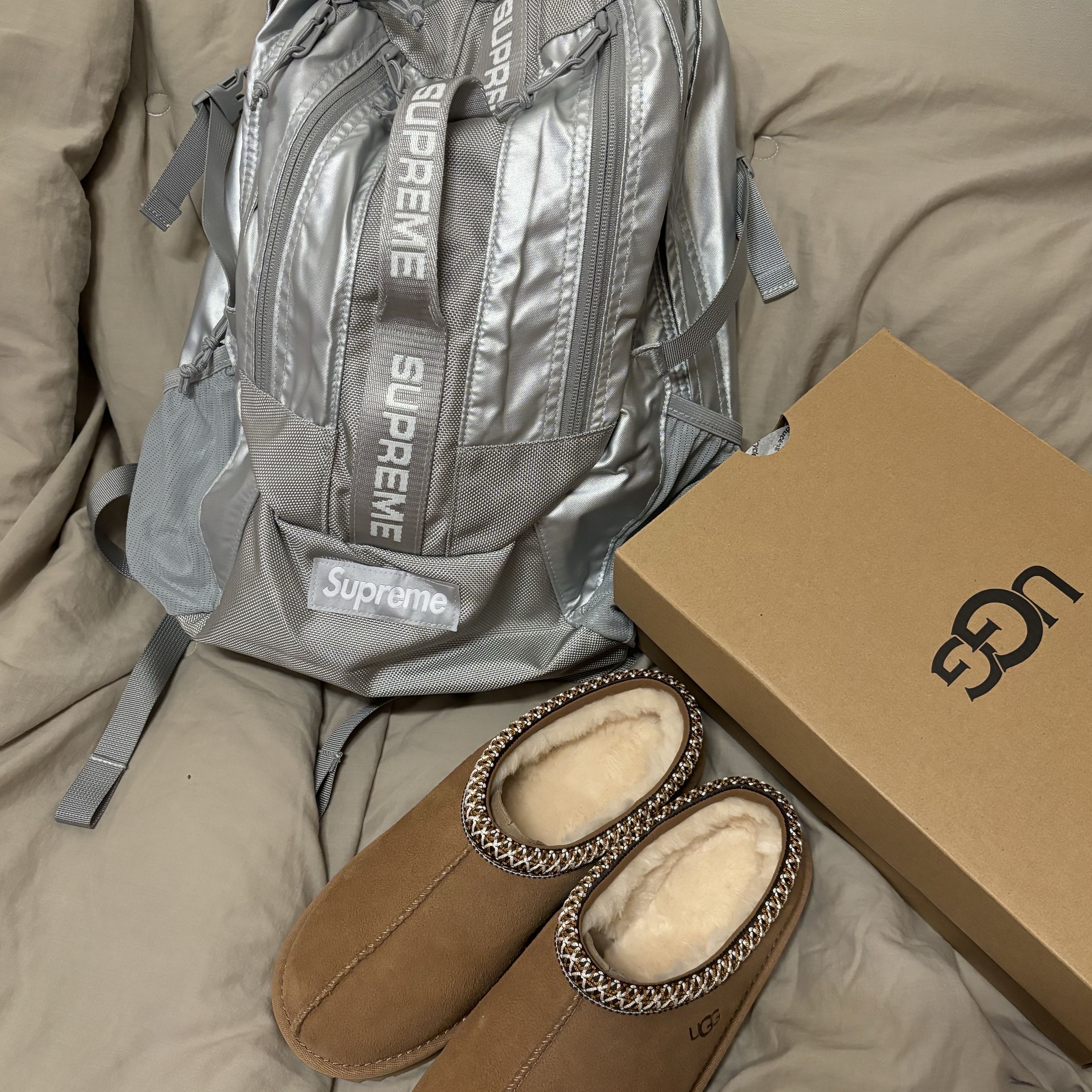 (W) UGG Tasman Slipper Chestnut, Supreme Backpack Silver - 22FW 착용 스타일