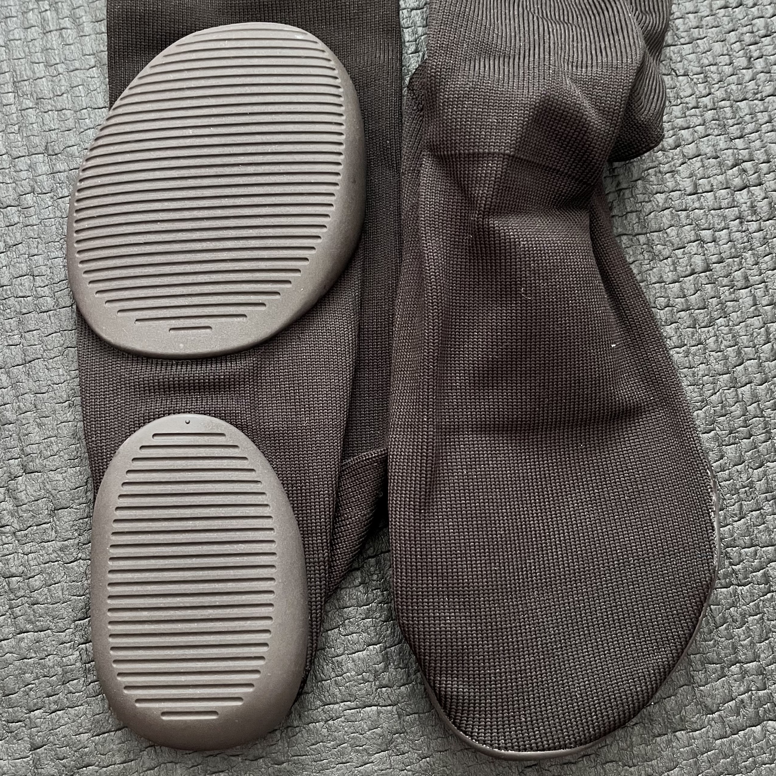 Yeezy YZY Pods Black 착용 스타일