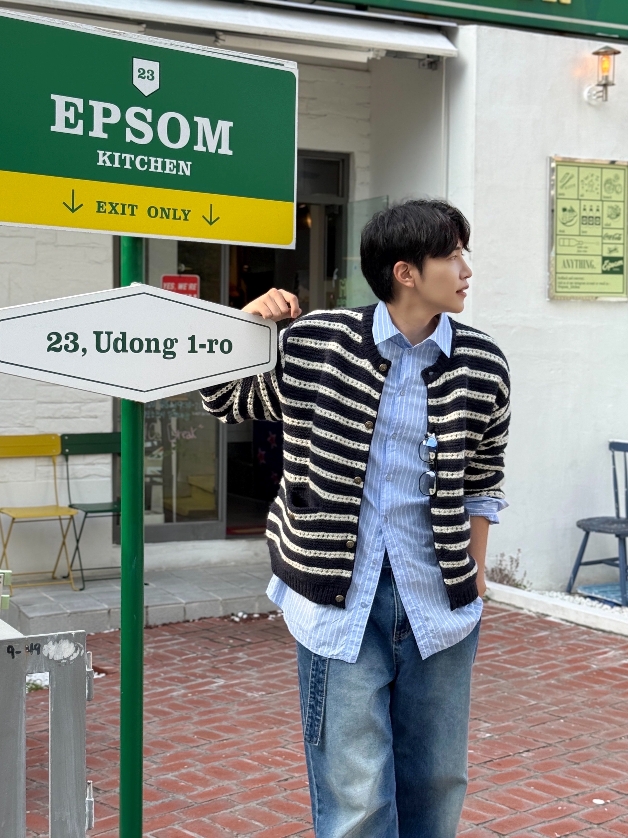 [KREAM 단독 리오더] STU Round Neck Stripe Cardigan Navy 착용 스타일 - 8