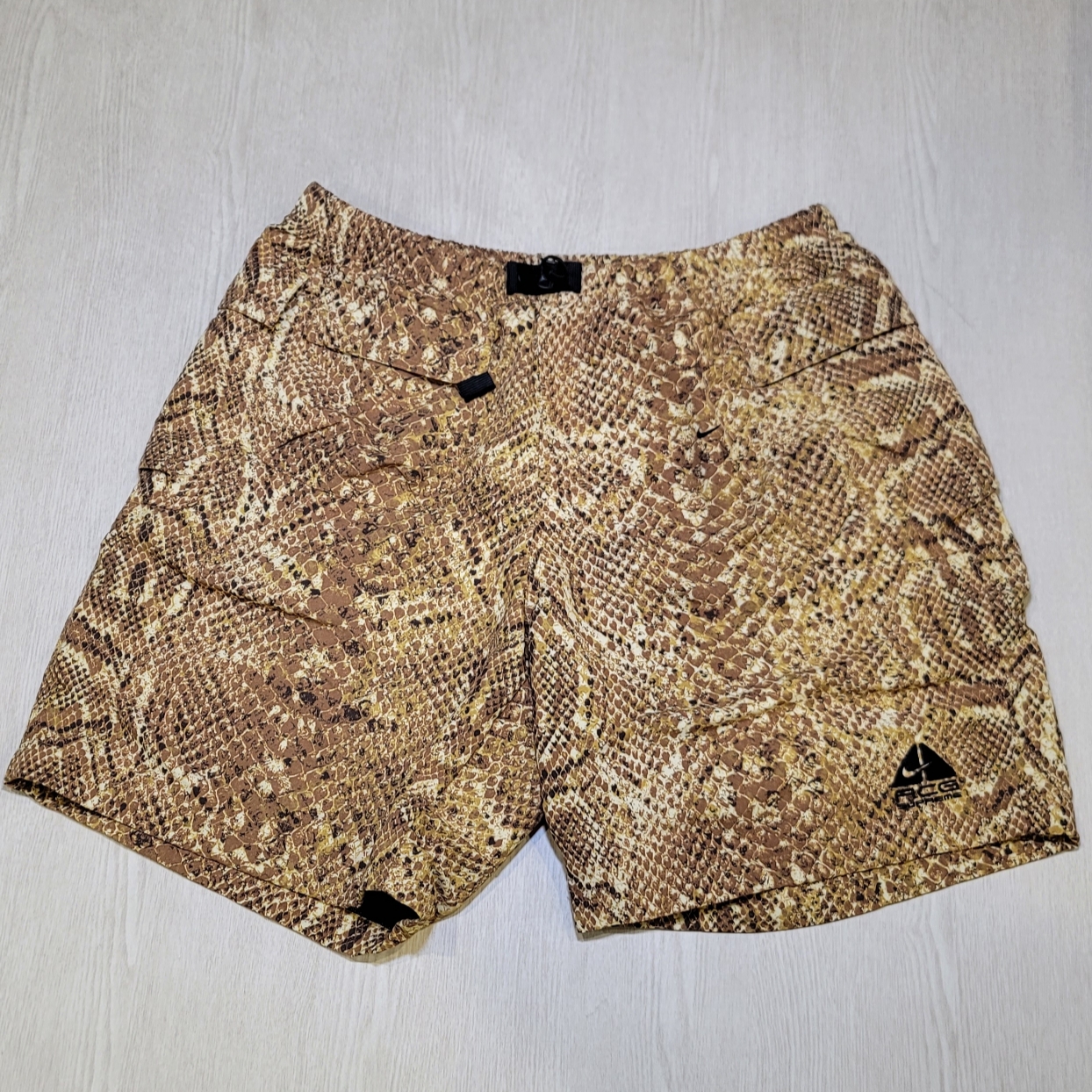 Supreme x Nike ACG Nylon Trail Shorts Gold Snakeskin - 22FW 착용 스타일 - 1