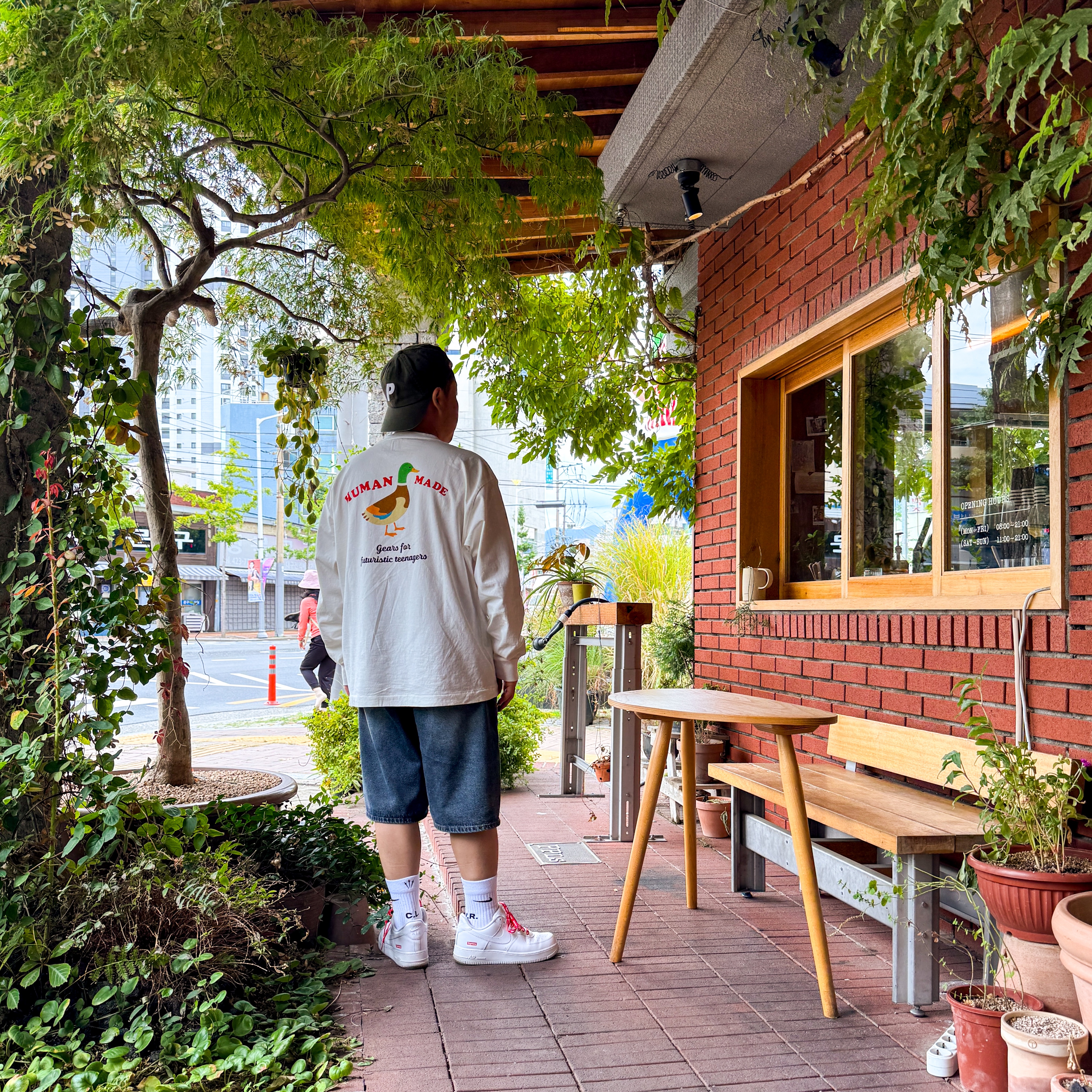 Nike x Supreme Air Force 1 Low White, Human Made Graphic L/S T-Shirt #3 White 착용 스타일