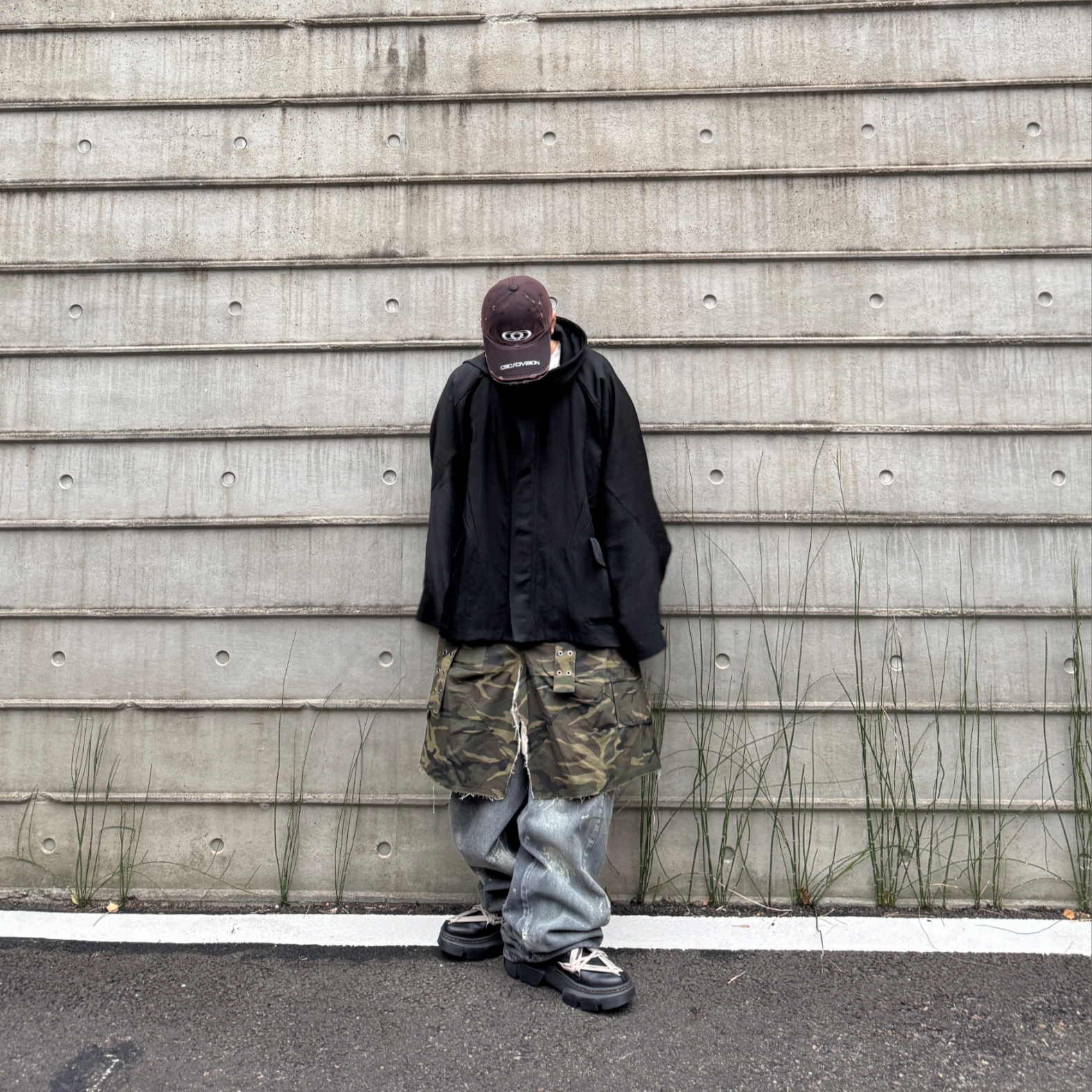 Civision by CSC Double Brim Cap Washed Black, Dr. Martens x Rick Owens 1460 DMXL Megalace Black 착용 스타일 - 2