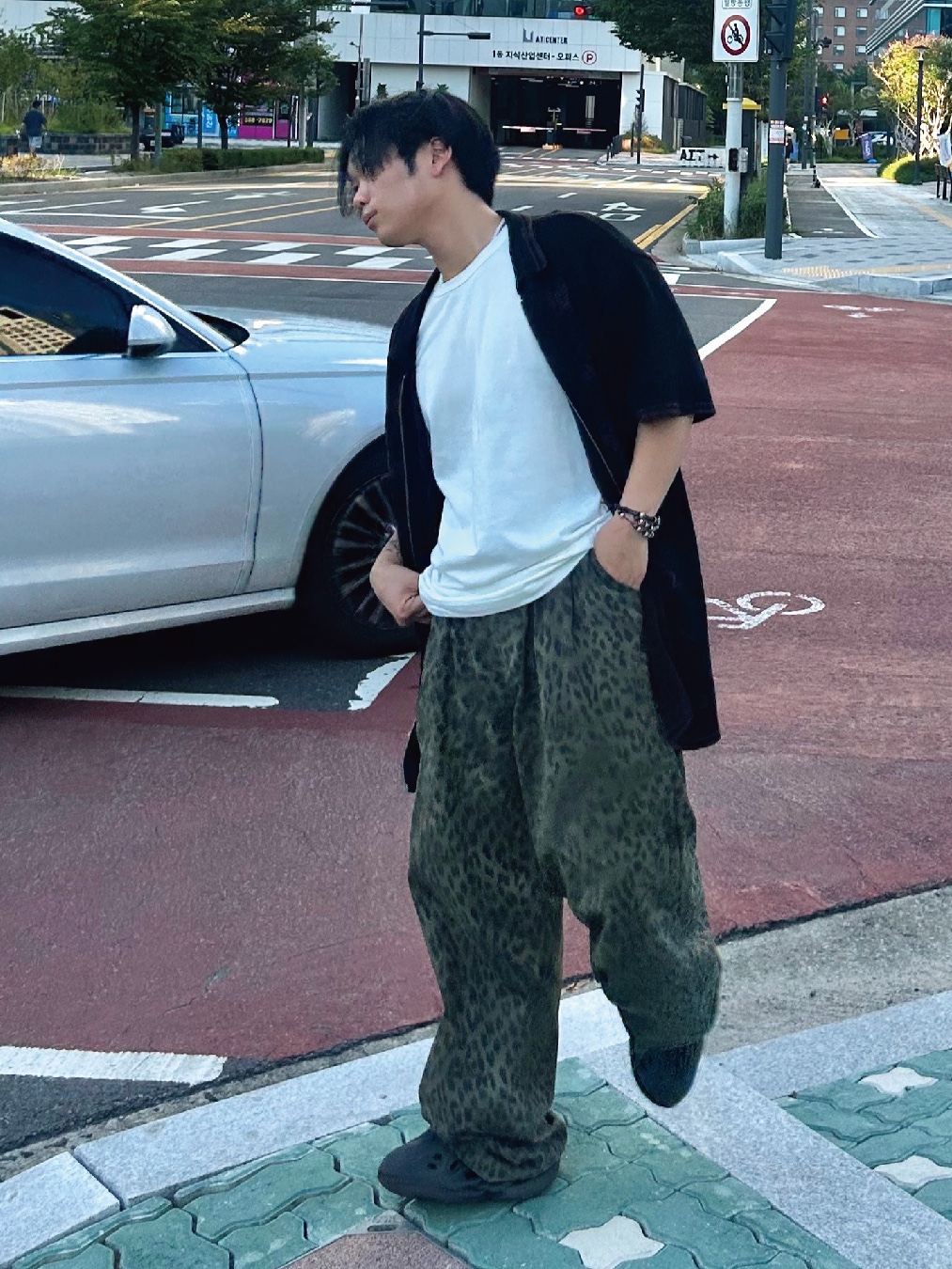 ersco Leopard Baggy Trousers Khaki, Adidas Yeezy Foam RNNR Onyx 착용 스타일 - 1