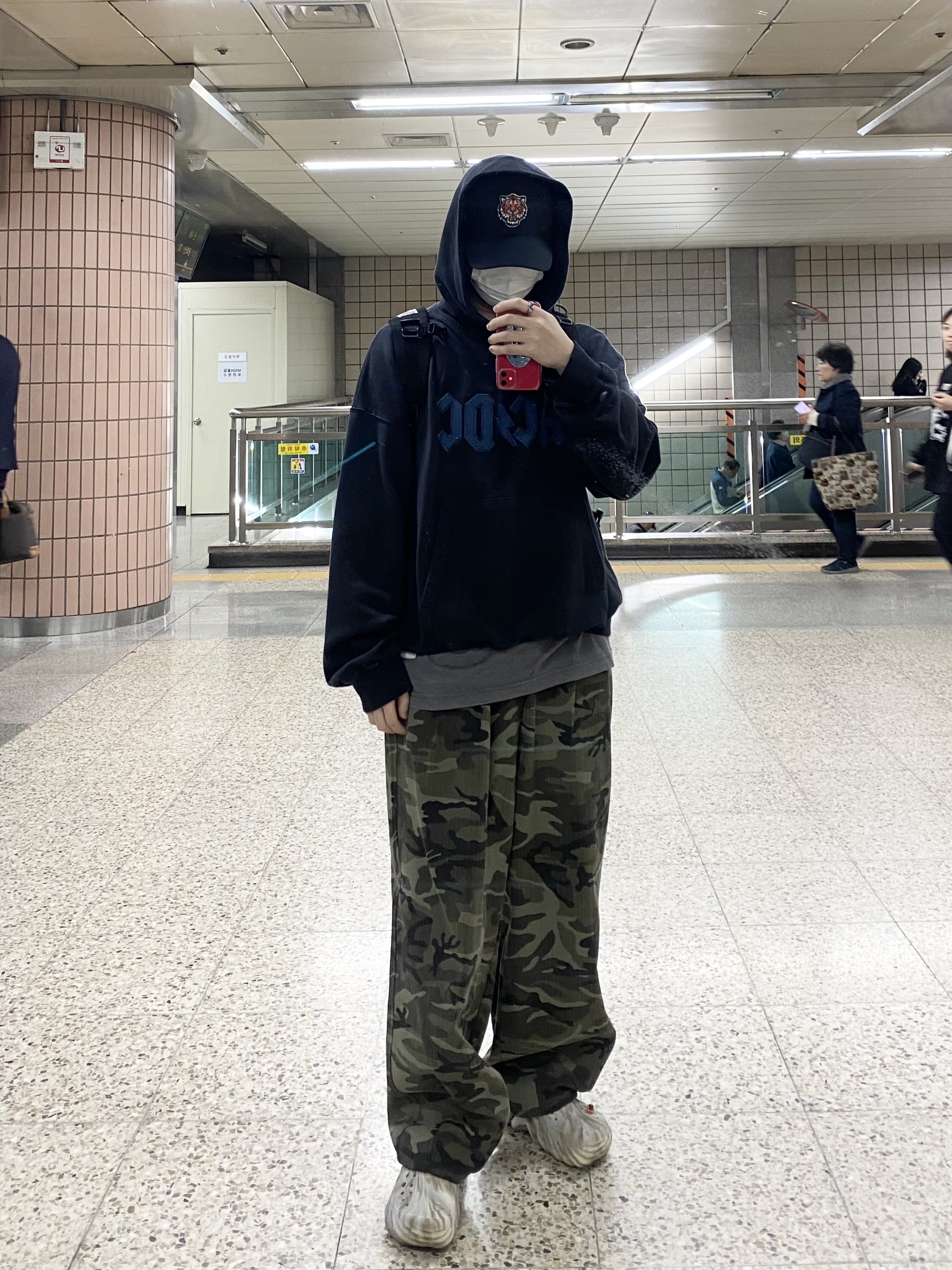 Crocs Echo Marbled Clog Bone Multi, Casetify x IAB Studio Single White Logo AirPods Pro Case Clear 착용 스타일 - 2
