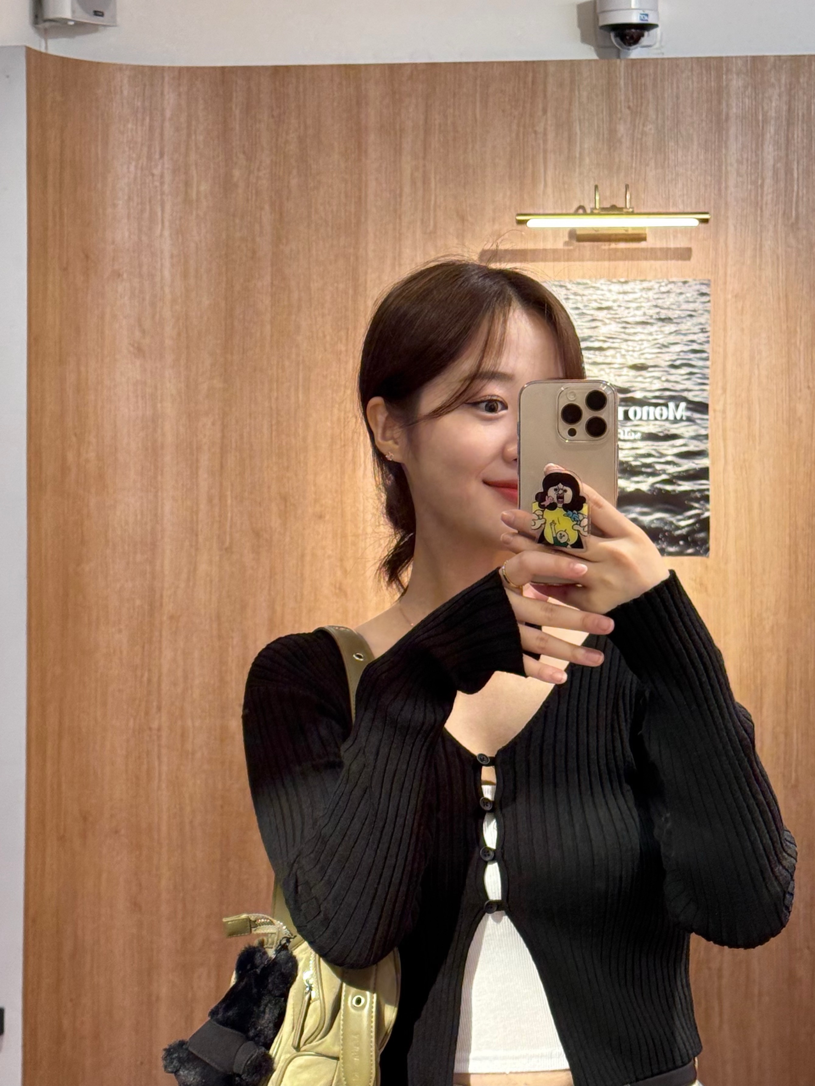 Matin Kim Madeleine Round Bag Light Khaki, Matin Kim Black Bunny Toy Keyring Black 착용 스타일 - 3