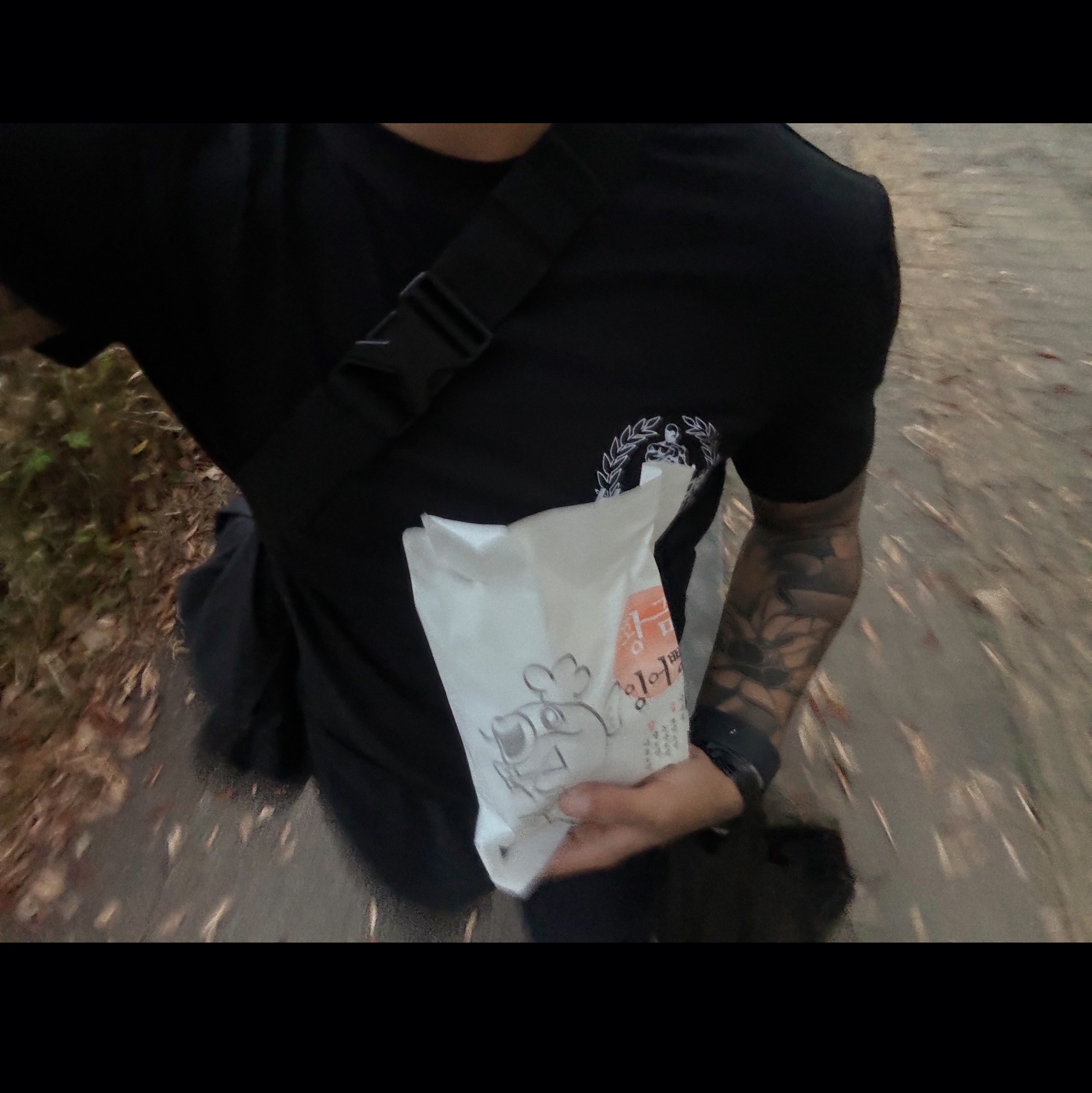 BORN TO WINB X H Muscle Fit T-Shirts Black 착용 스타일 - 2
