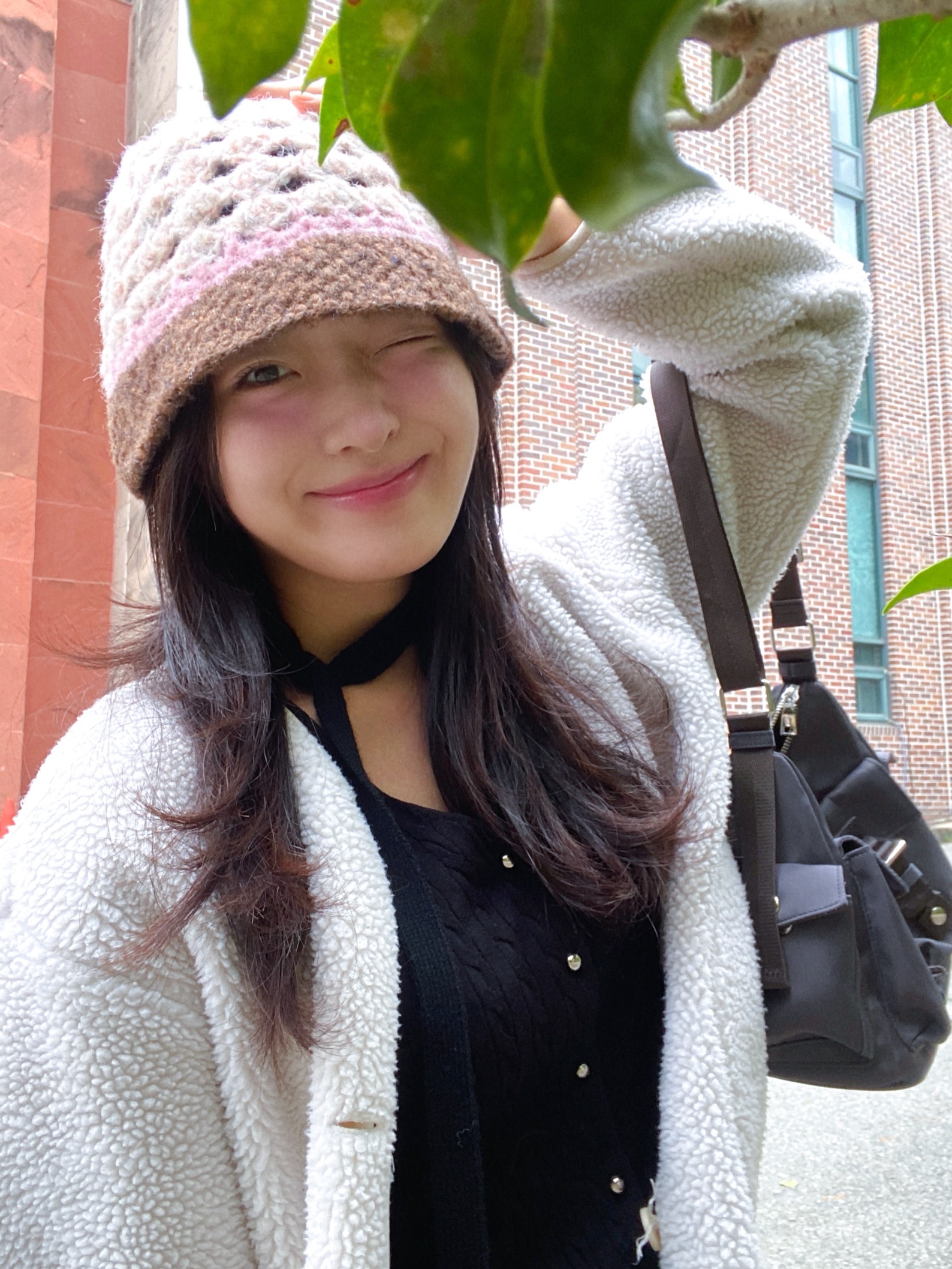 Allincomplete Shell Crochet Hat Pink & Brown 착용 스타일 - 3