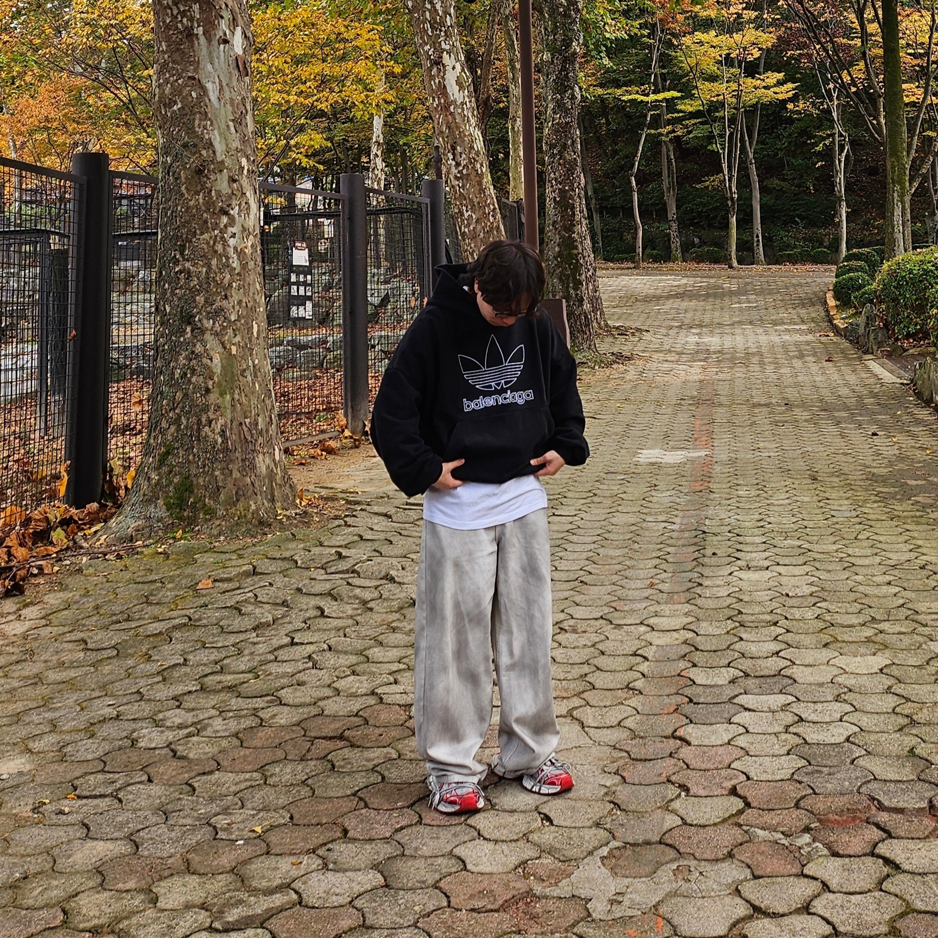 Balenciaga x Adidas Hoodie Large Fit Black, Supreme Small Box T-Shirt White - 24FW 착용 스타일 - 3