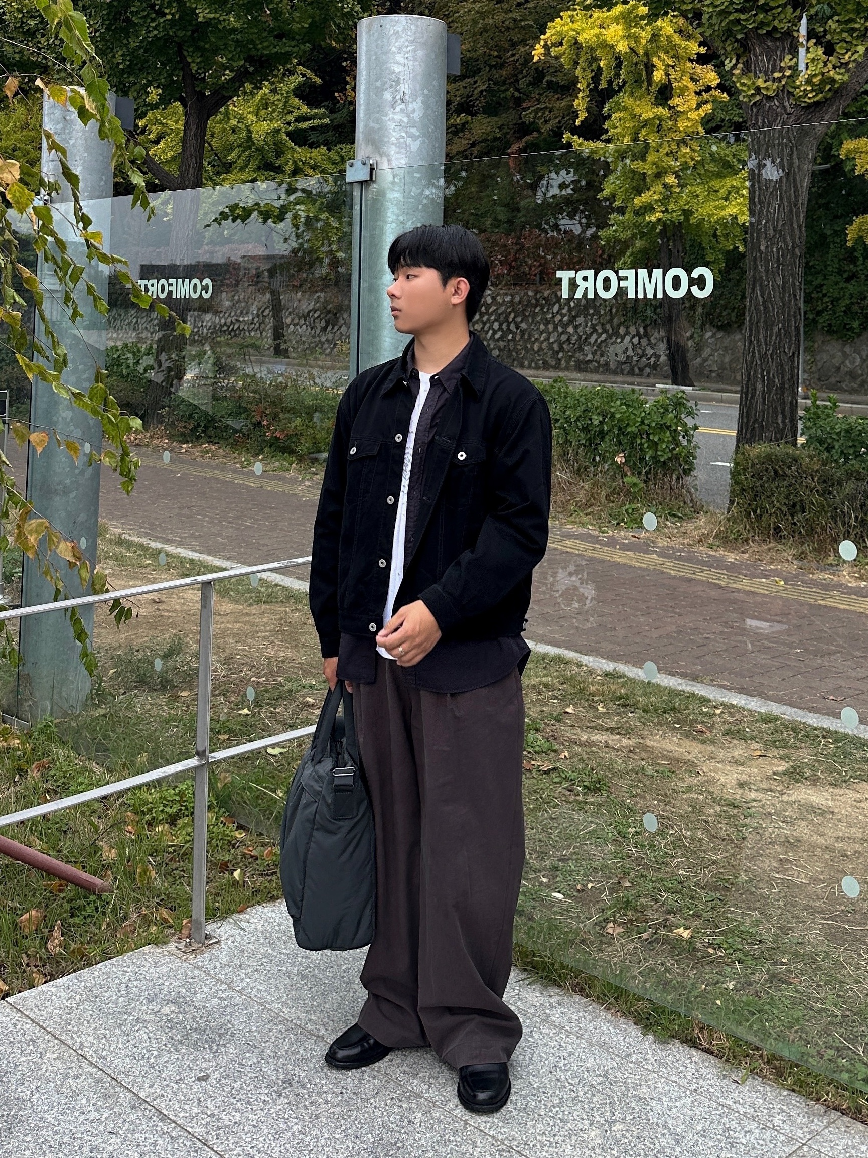 Polyteru Human Index Index Trucker Jacket Black, Uniqlo 2-Way Utility Bag Gray 착용 스타일 - 1