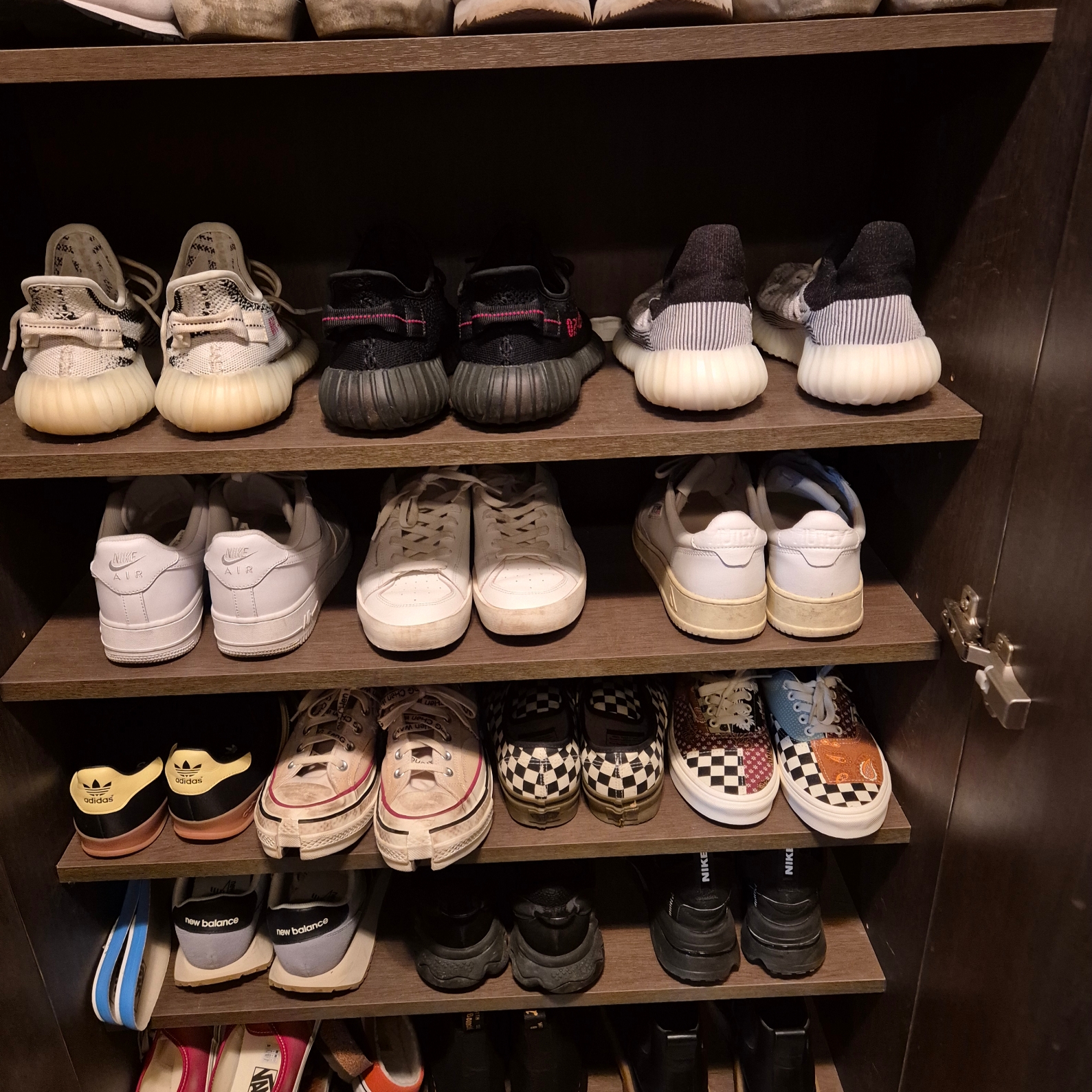 Adidas Yeezy 350 V2 CMPCT Slate White, Converse x Feng Chen Wang Chuck 70 Ox 2-in-1 Brown Rice 착용 스타일