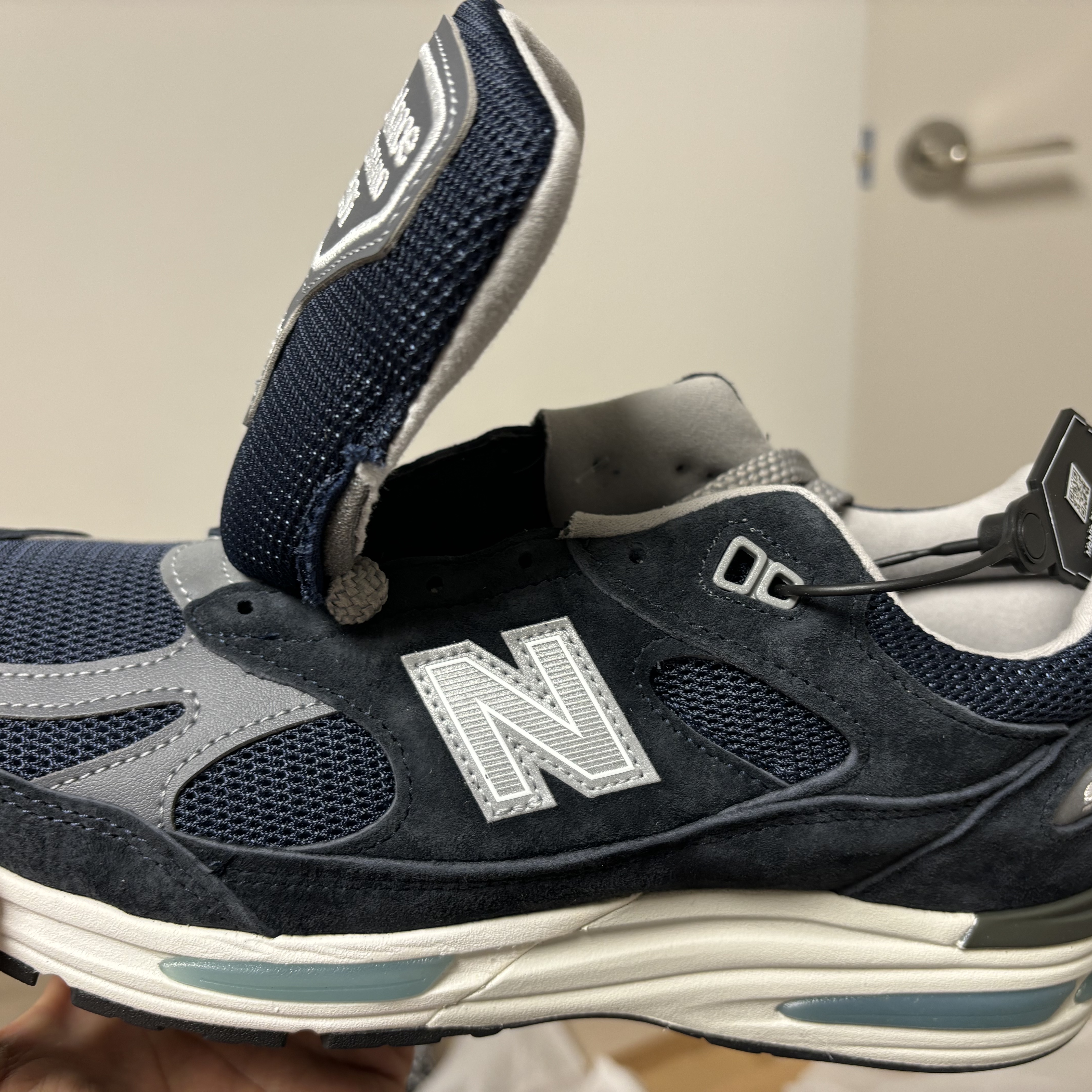 New Balance 991v2 Made in UK Dark Navy Smoked Pearl 착용 스타일 - 2