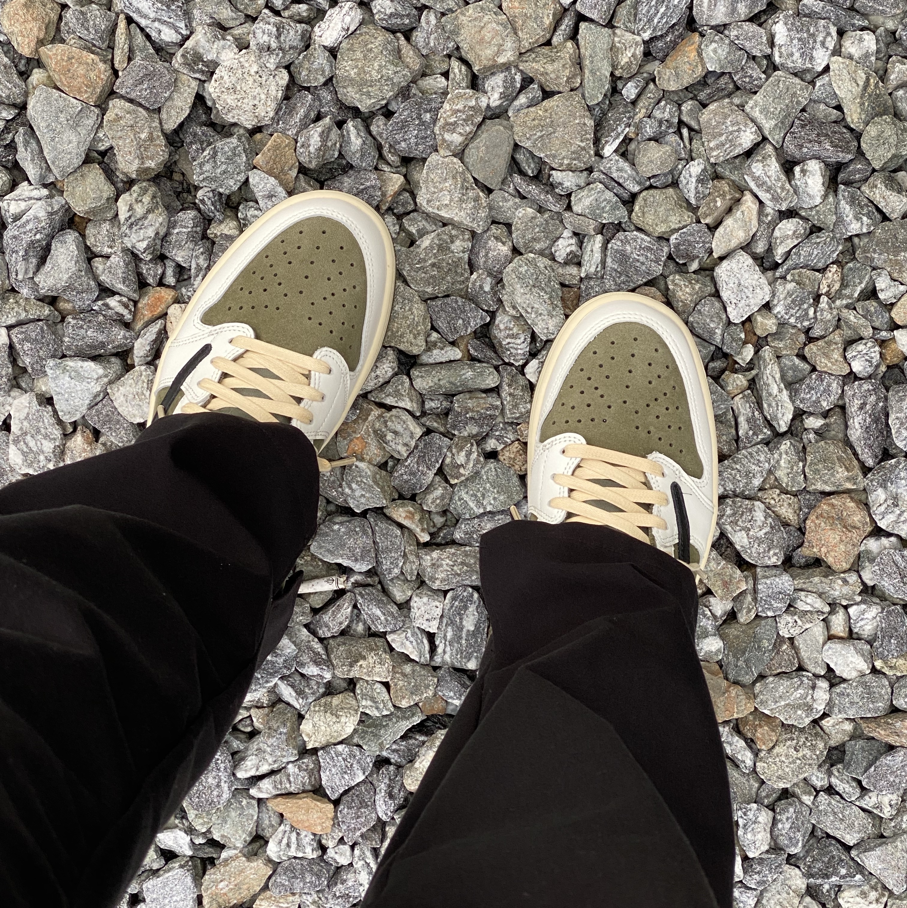 Jordan 1 x Travis Scott Retro Low OG SP Reverse Olive 착용 스타일 - 2