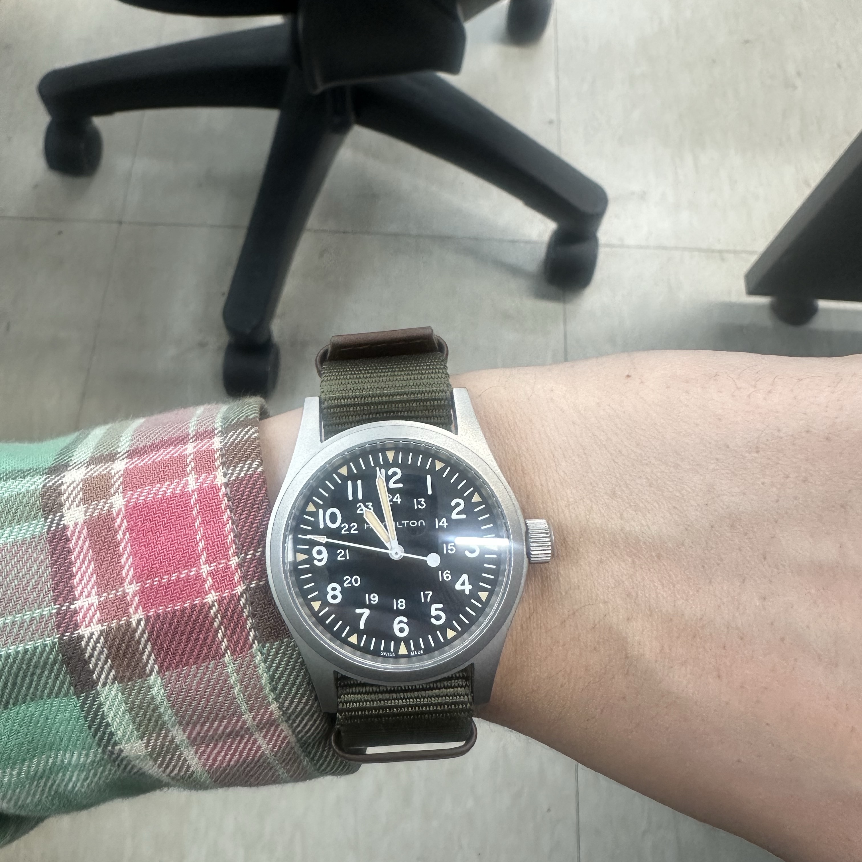 Hamilton Khaki Field Mechanical 38mm Nato Strap Green Black 착용 스타일