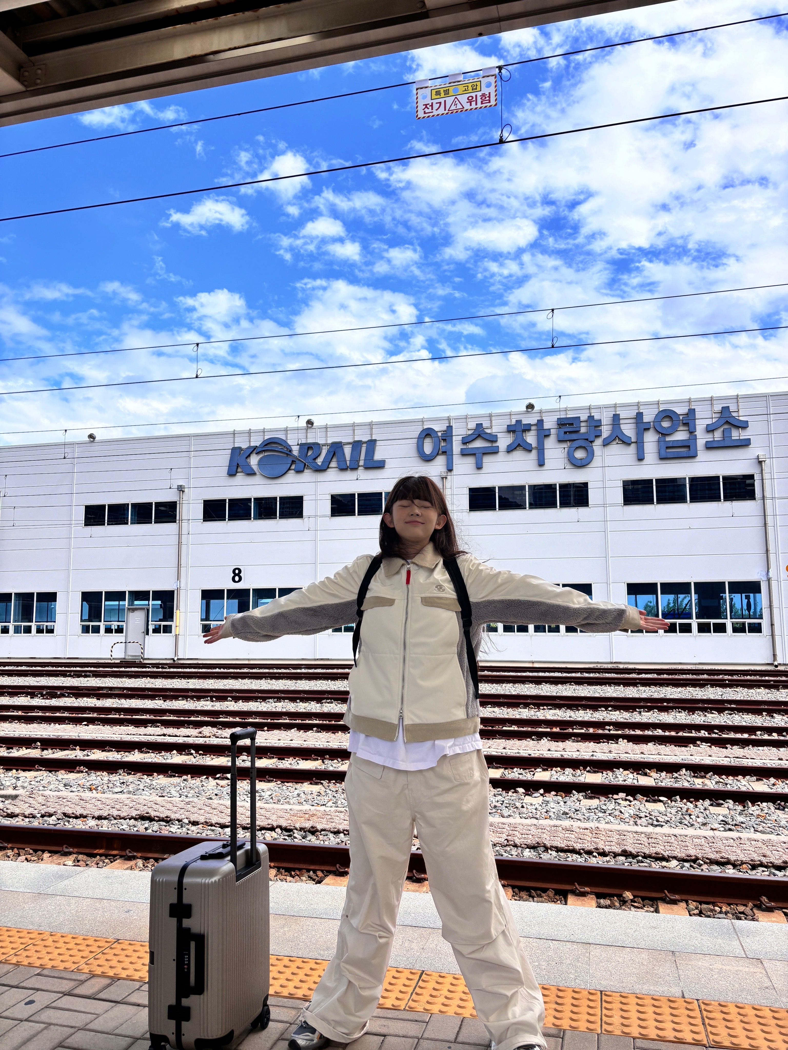 Sansan Gear Mixed Trucker Jacket Ivory 착용 스타일