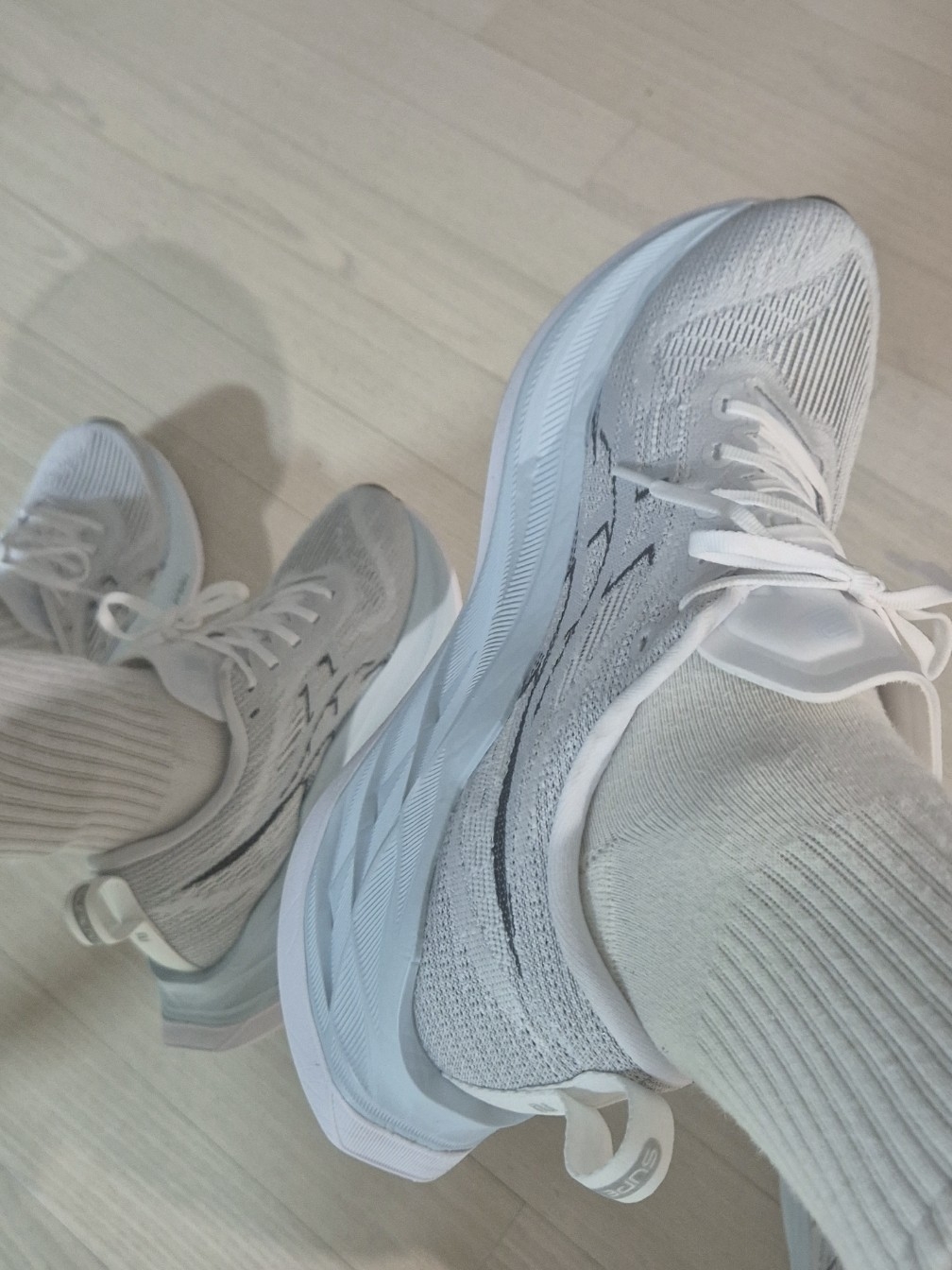 Asics Superblast 2 White Cool Grey 착용 스타일 - 2