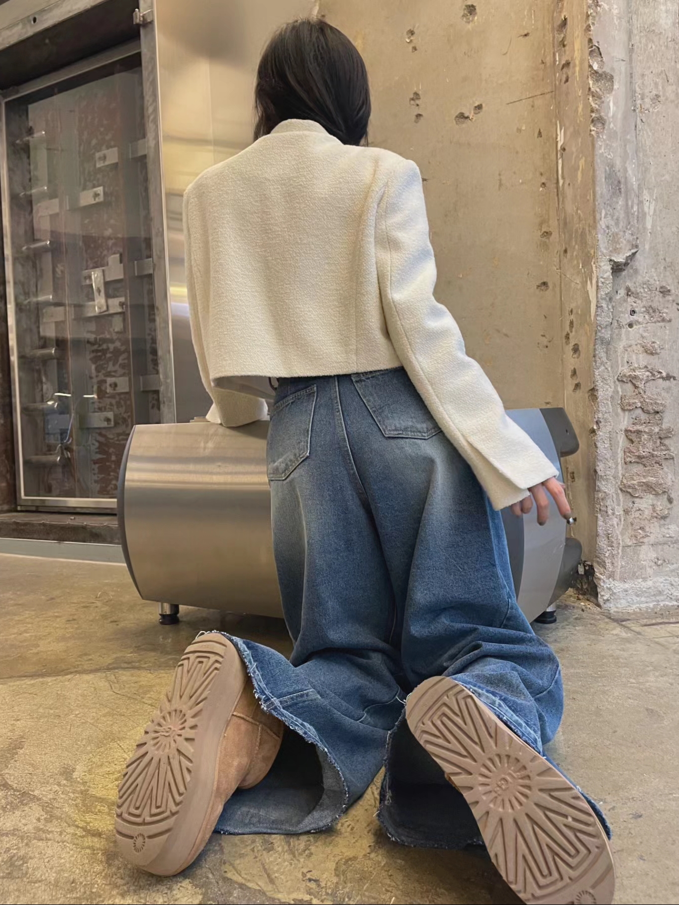 (W) UGG Classic Ultra Mini Platform Boots Chestnut, Miu Miu Ivy Corduroy Bag Cinnamon 착용 스타일 - 4