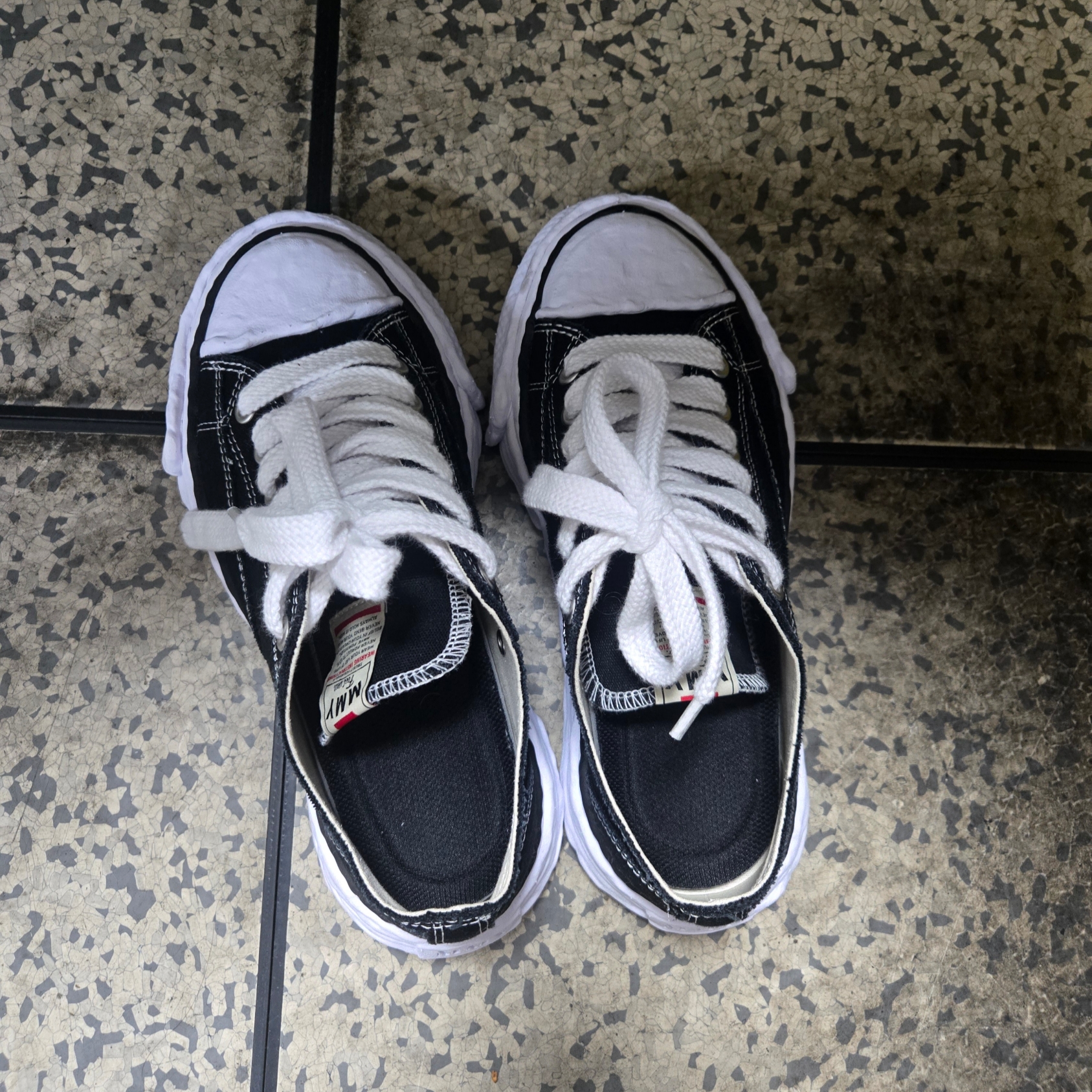 Maison Mihara Yasuhiro Peterson23 OG Sole Canvas Low-top Sneakers Black 착용 스타일
