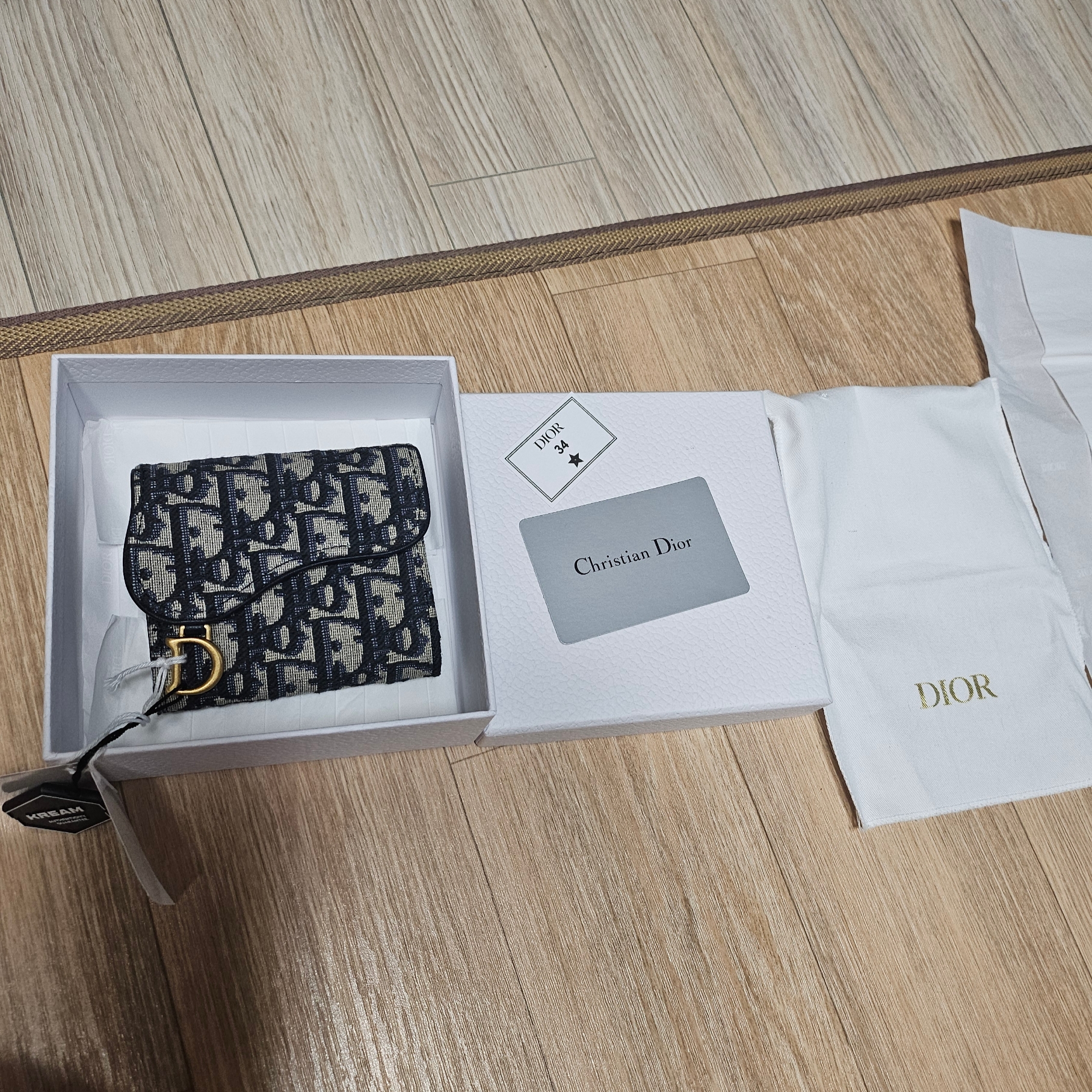 Dior Saddle Lotus Wallet Blue Dior Oblique Jacquard 착용 스타일 - 2