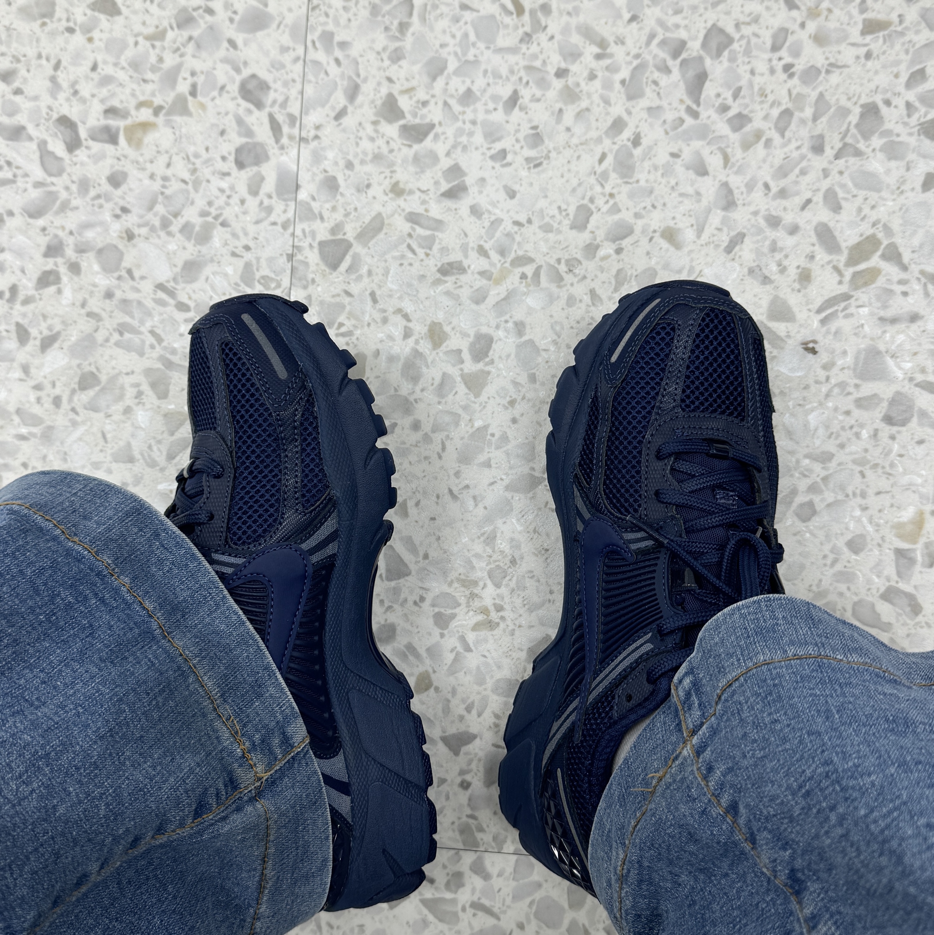 Nike Zoom Vomero 5 SP Midnight Navy 착용 스타일 - 2