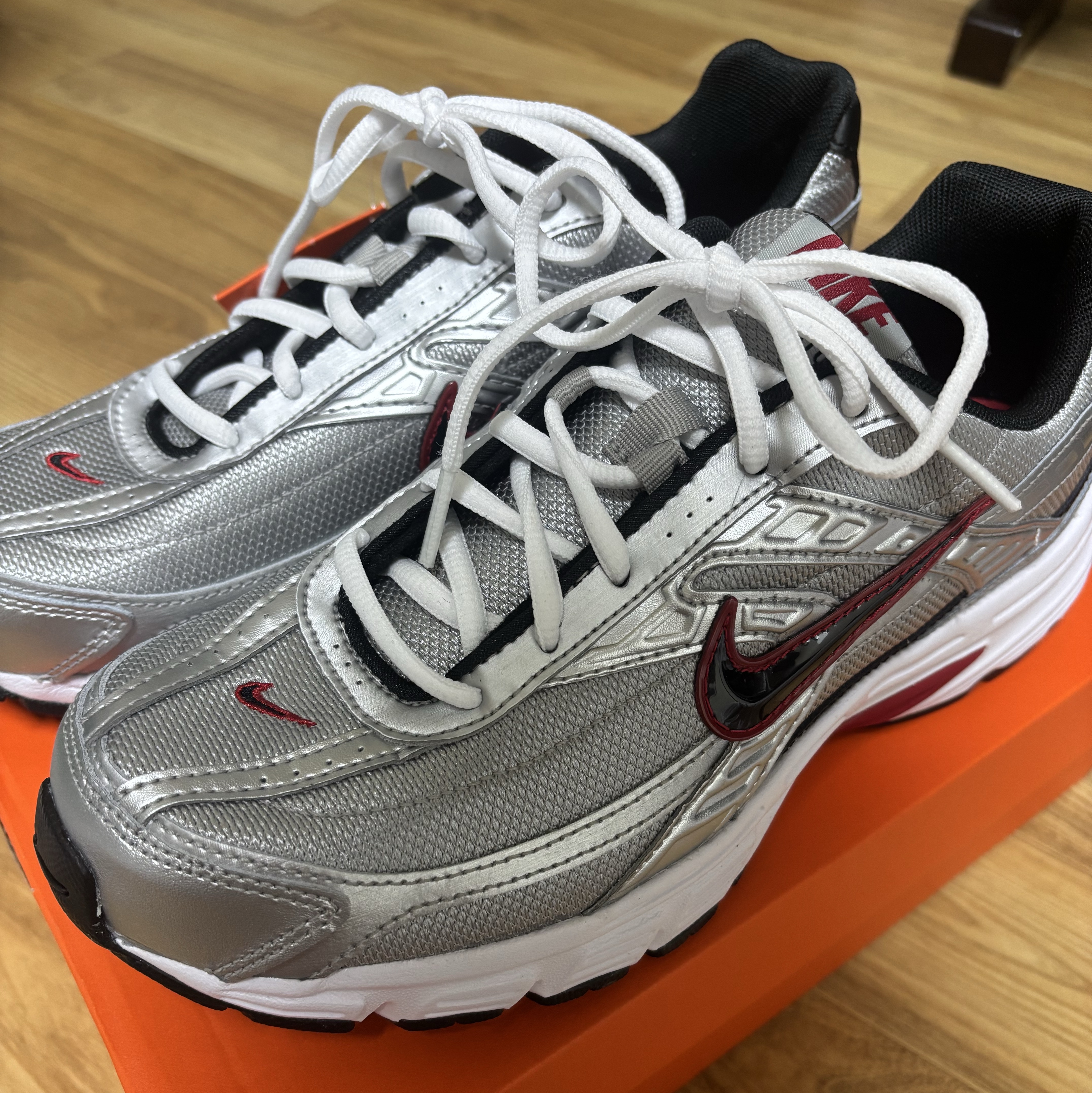 Nike Initiator Metallic Silver Black 착용 스타일