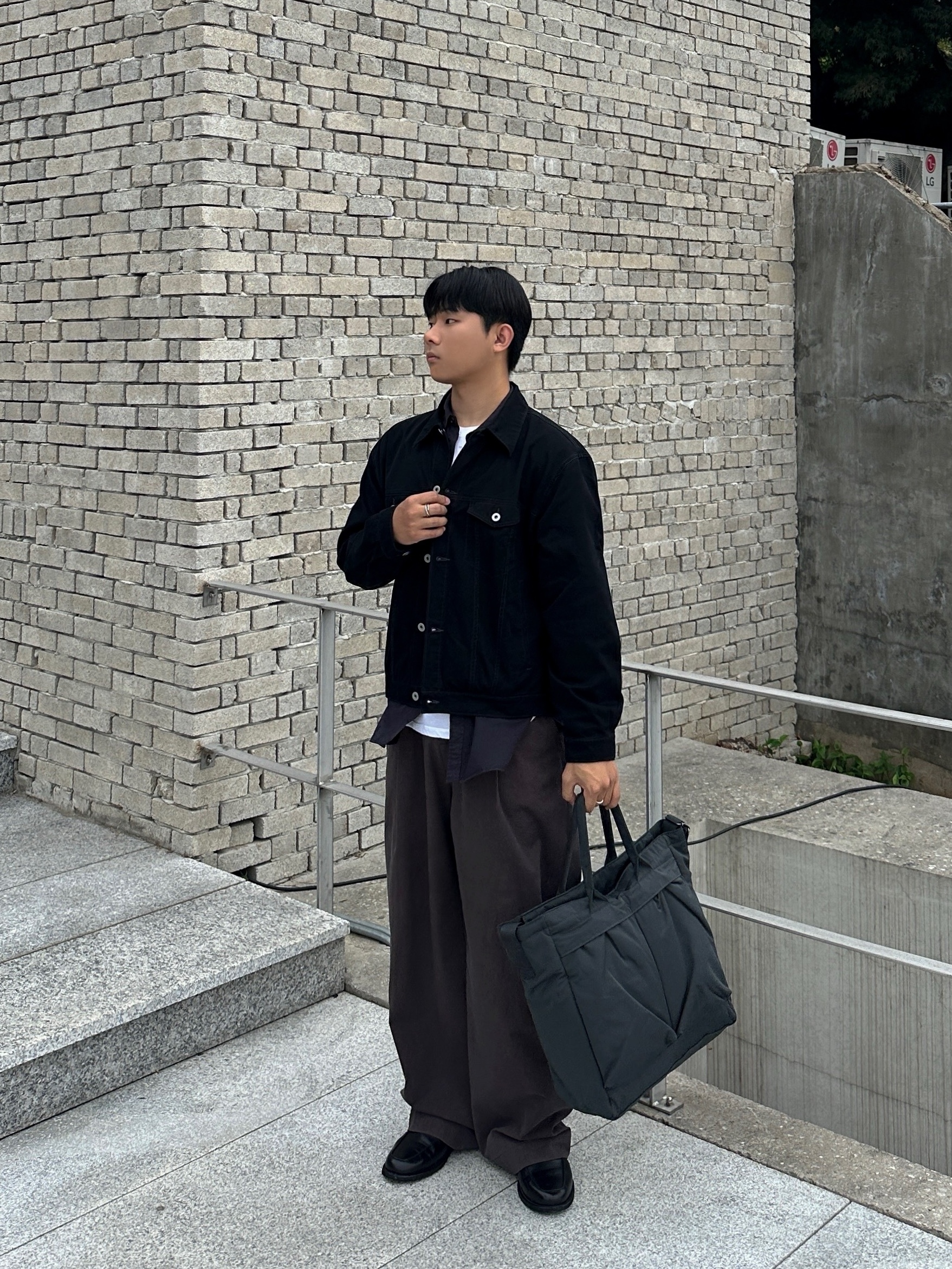 Polyteru Human Index Index Trucker Jacket Black, Uniqlo 2-Way Utility Bag Gray 착용 스타일 - 7