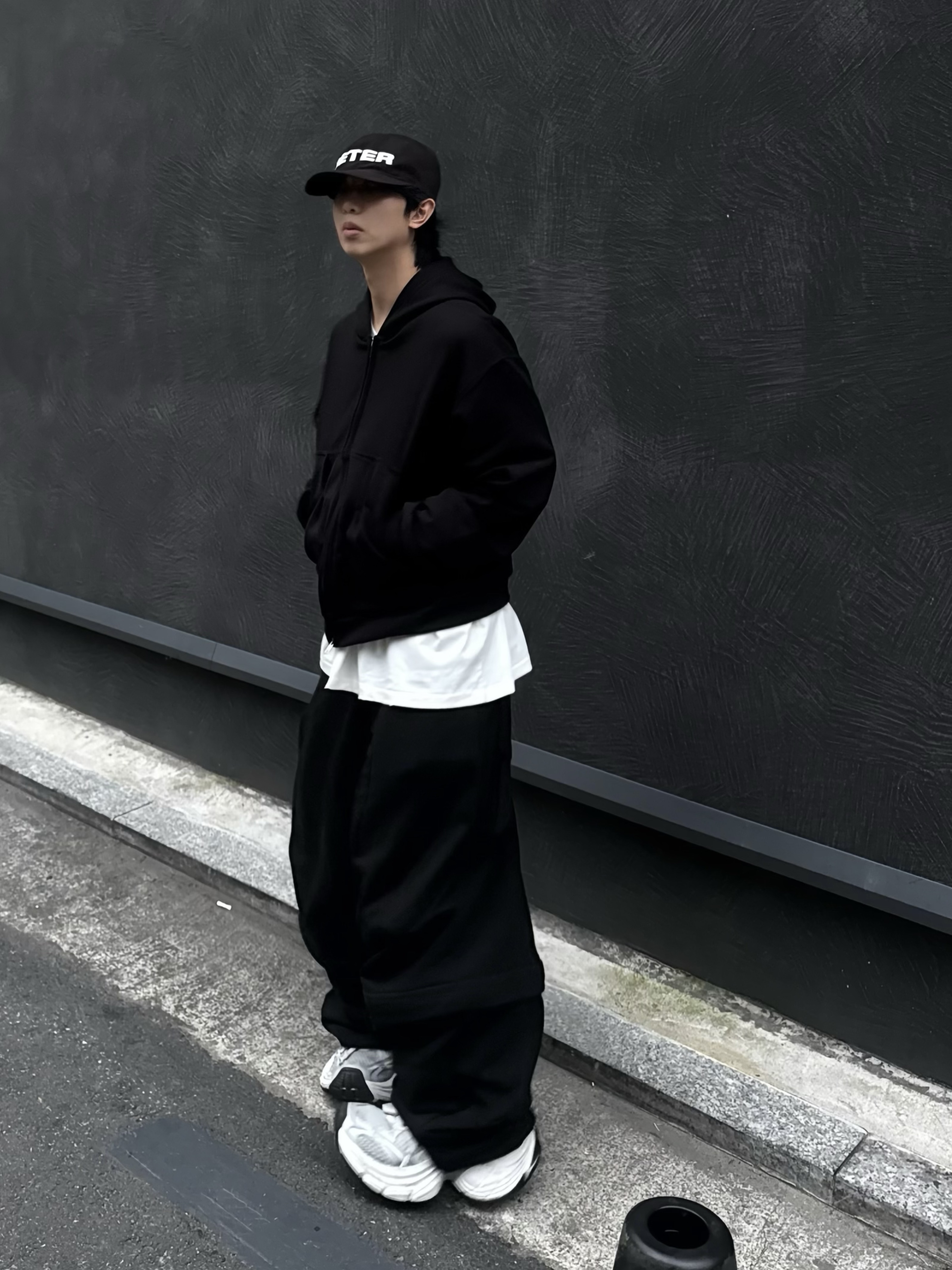 Balenciaga 10XL Sneakers White Grey Silver Black 착용 스타일 - 1